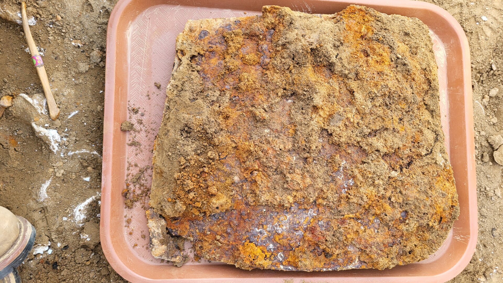 Le tasset incrusté de saleté peu après l’excavation.