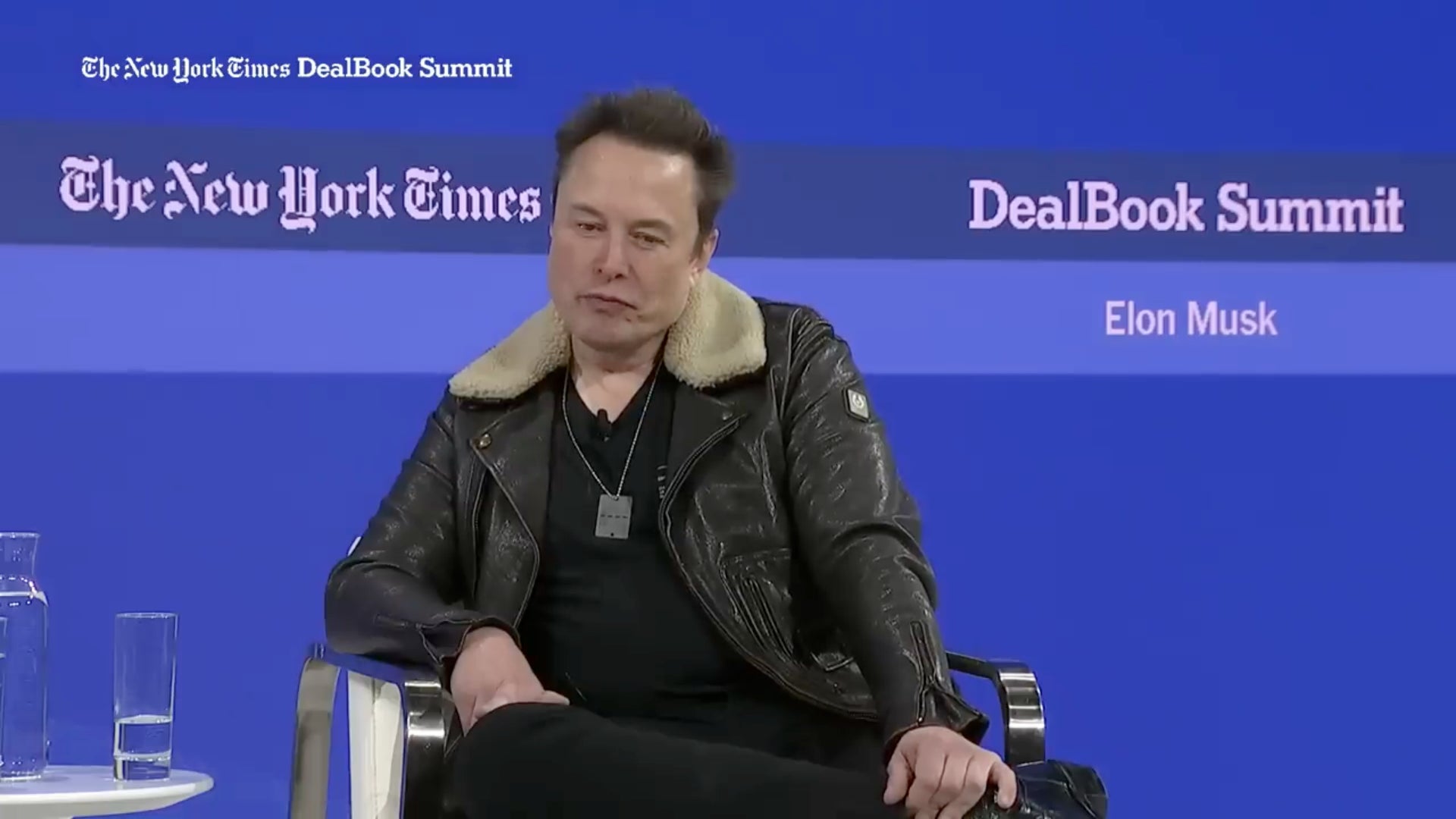 Elon Musk s’arrêtant pendant 12 secondes silencieuses le 30 novembre 2023 devant un public en direct après avoir été interrogé par Andrew Ross Sorkin à propos de sa santé mentale.
