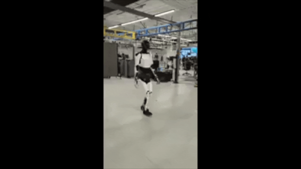 La vidéo incroyablement floue du robot Optimus de Tesla partagée à X samedi par le PDG Elon Musk.