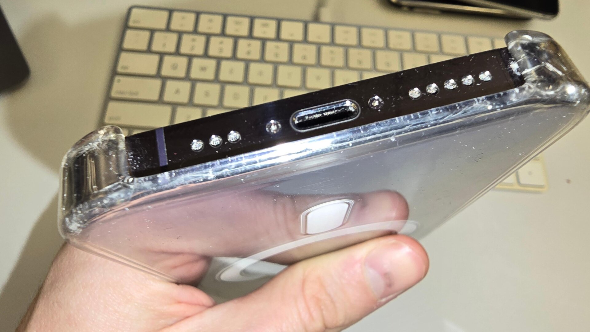 Vous pouvez trouver le numéro de modèle des iPhones les plus récents à l’intérieur du port Lightning ou USB-C.