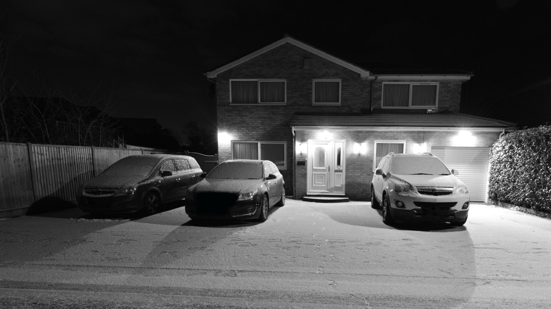 Devant une maison, tourné par une caméra de sécurité.