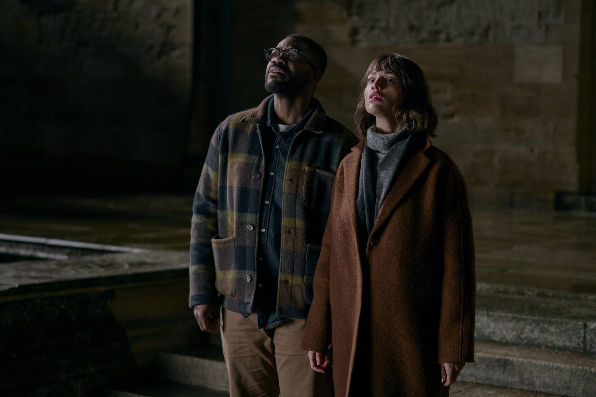 Jovan Adept dans le rôle de Saul et Eiza González dans le rôle d’Auggie.