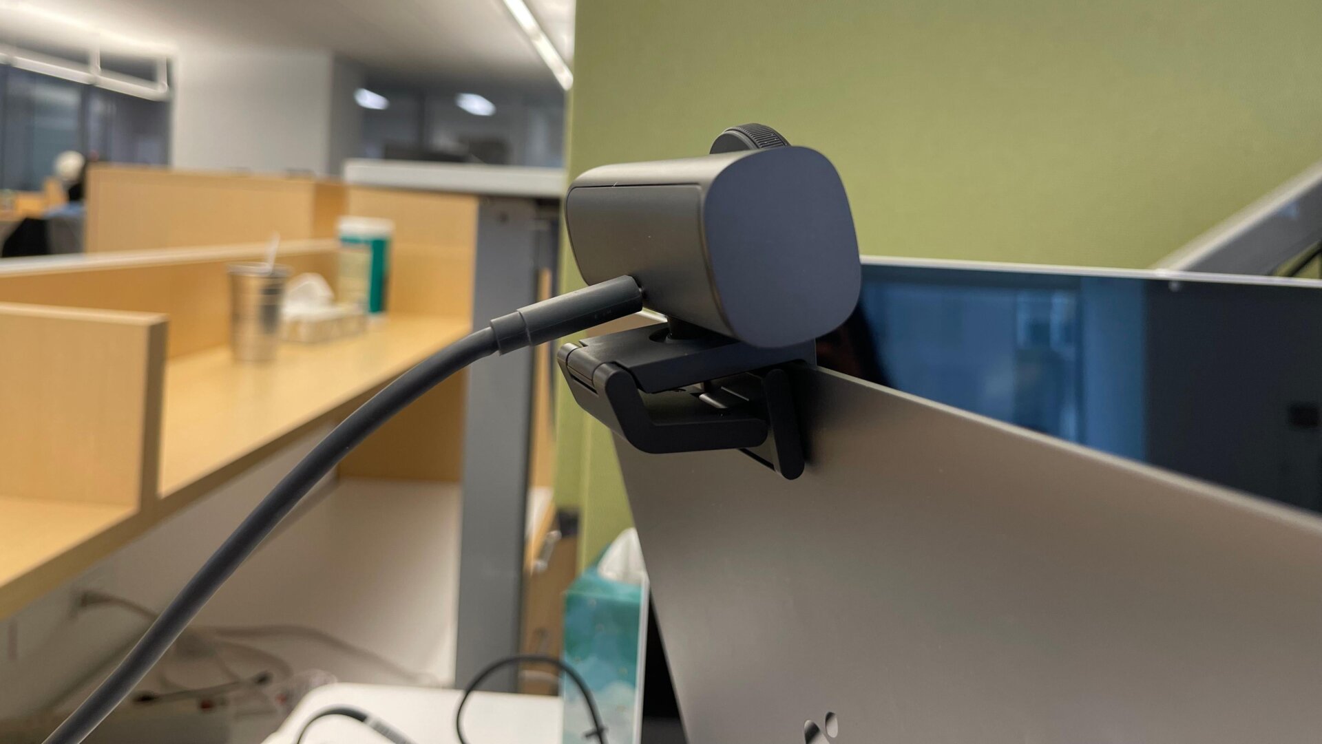 Le support se fixe à votre appareil via une micro ventouse réutilisable qui ne laisse pas de marques. 