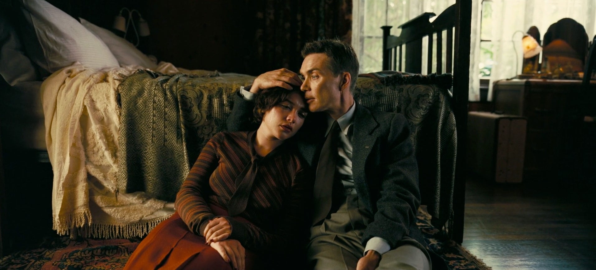 Cillian Murphy (à droite) dans le rôle physicien J. Robert Oppenheimer et Florence Pugh dans le psychiatre Jean Tatlock dans le film 2023 Oppenheimer.