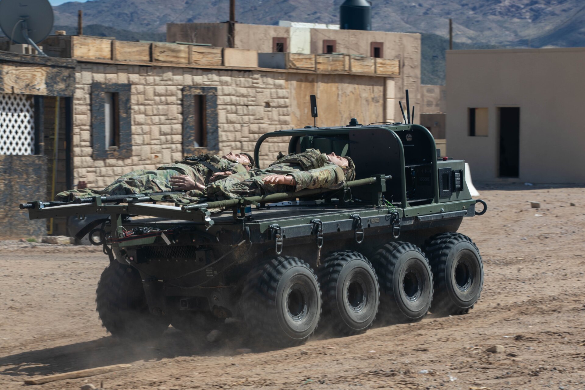 Le petit transport d’équipement polyvalent est déployé pour l’évacuation des victimes lors d’un assaut urbain avec intégration de machines humaines au  projet Convergence Capstone 4 à  Fort Irwin, Californie, 17 mars 2024. 