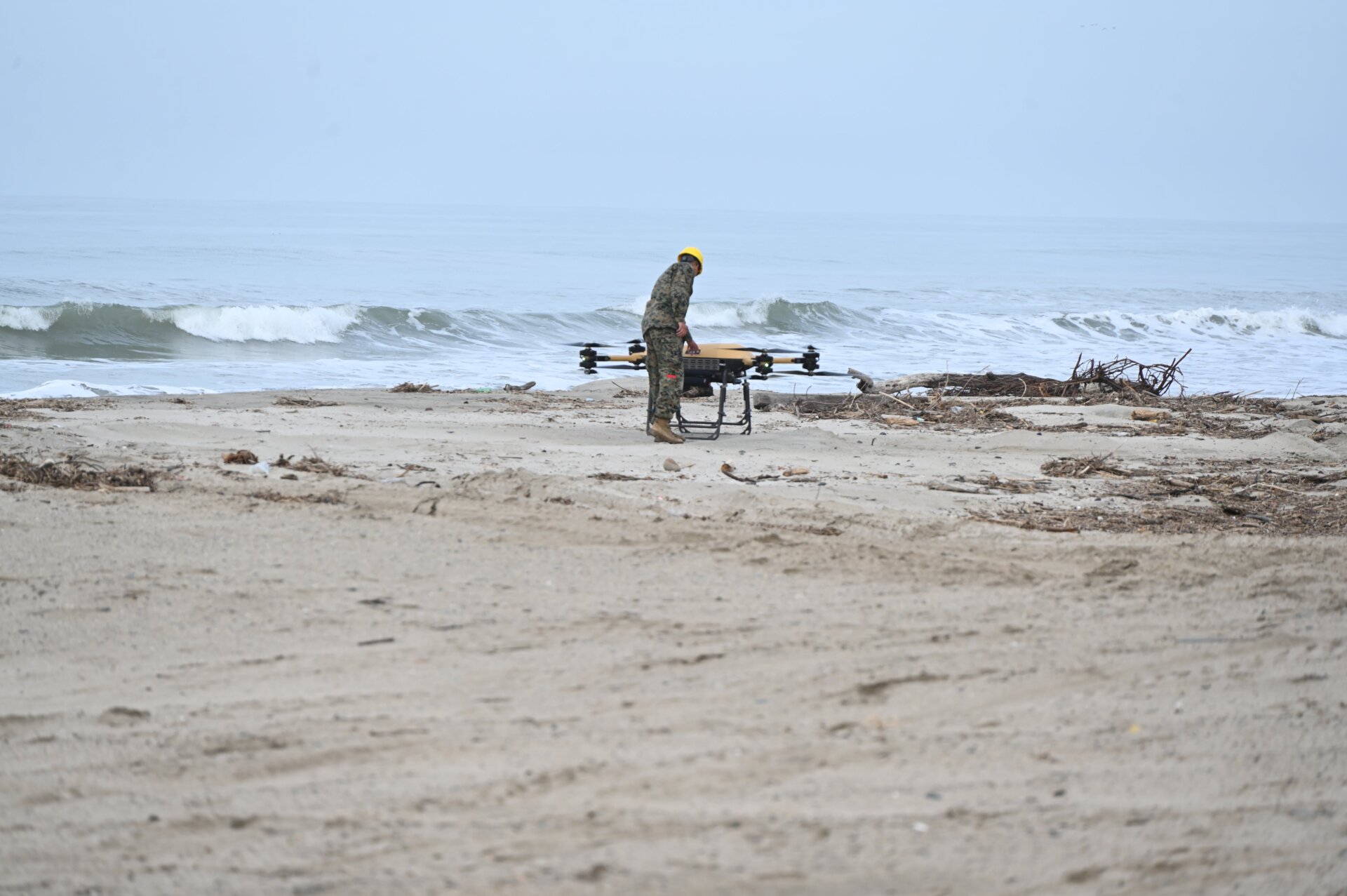 Un Marine mène des expérimentations en utilisant le Véhicule  de réapprovisionnement tactique-150 pendant le Projet Convergence - Capstone 4 à Camp Pendleton,  Californie le 25 février  2024.
