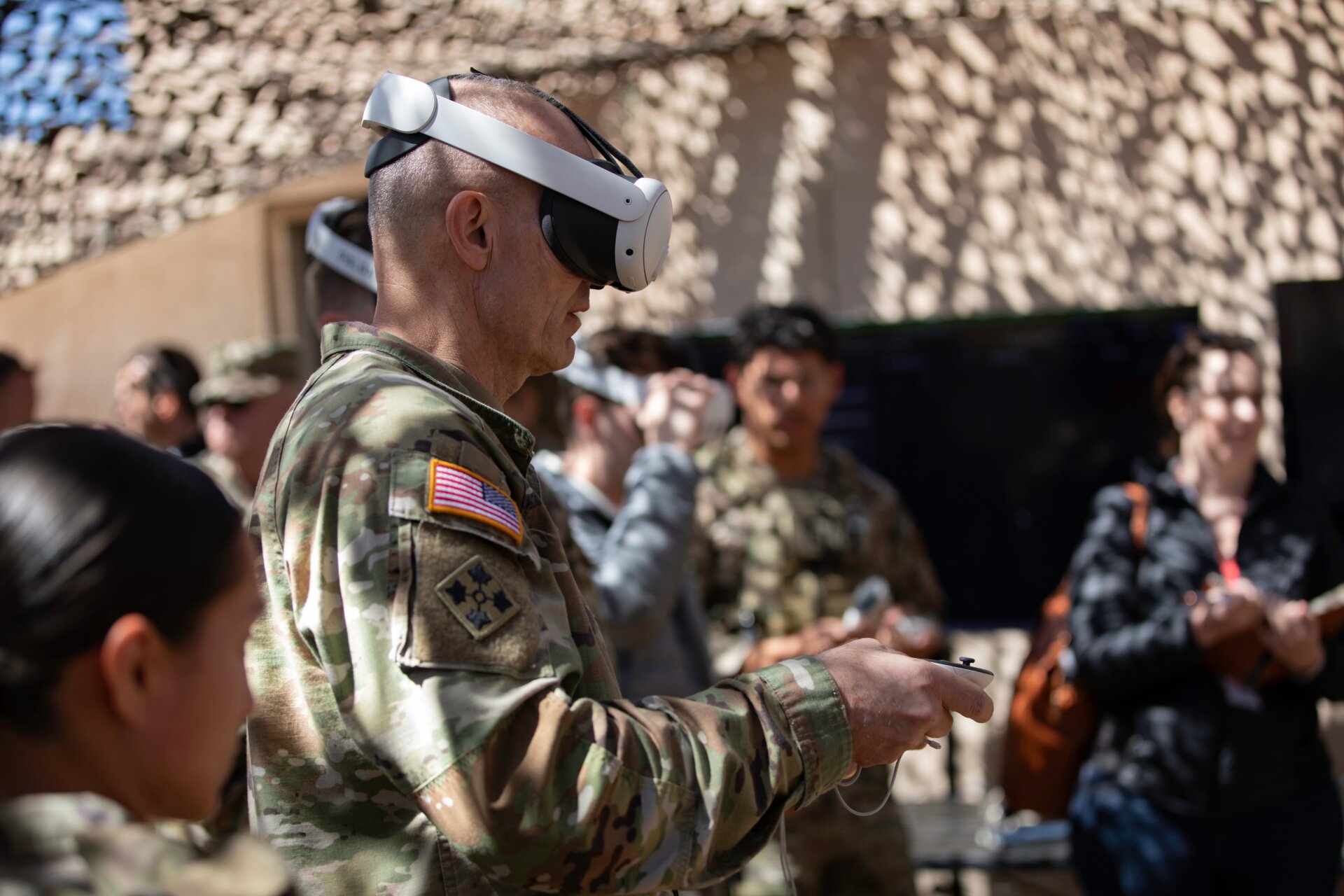Le général Randy George, chef d’état-major de l’armée, teste une nouvelle technologie de réalité augmentée au cours d’une série d’expériences d’intégration homme-machine  fait partie du Projet Convergence – Capstone 4 à Fort Irwin,  Californie, 18 mars 2024. 