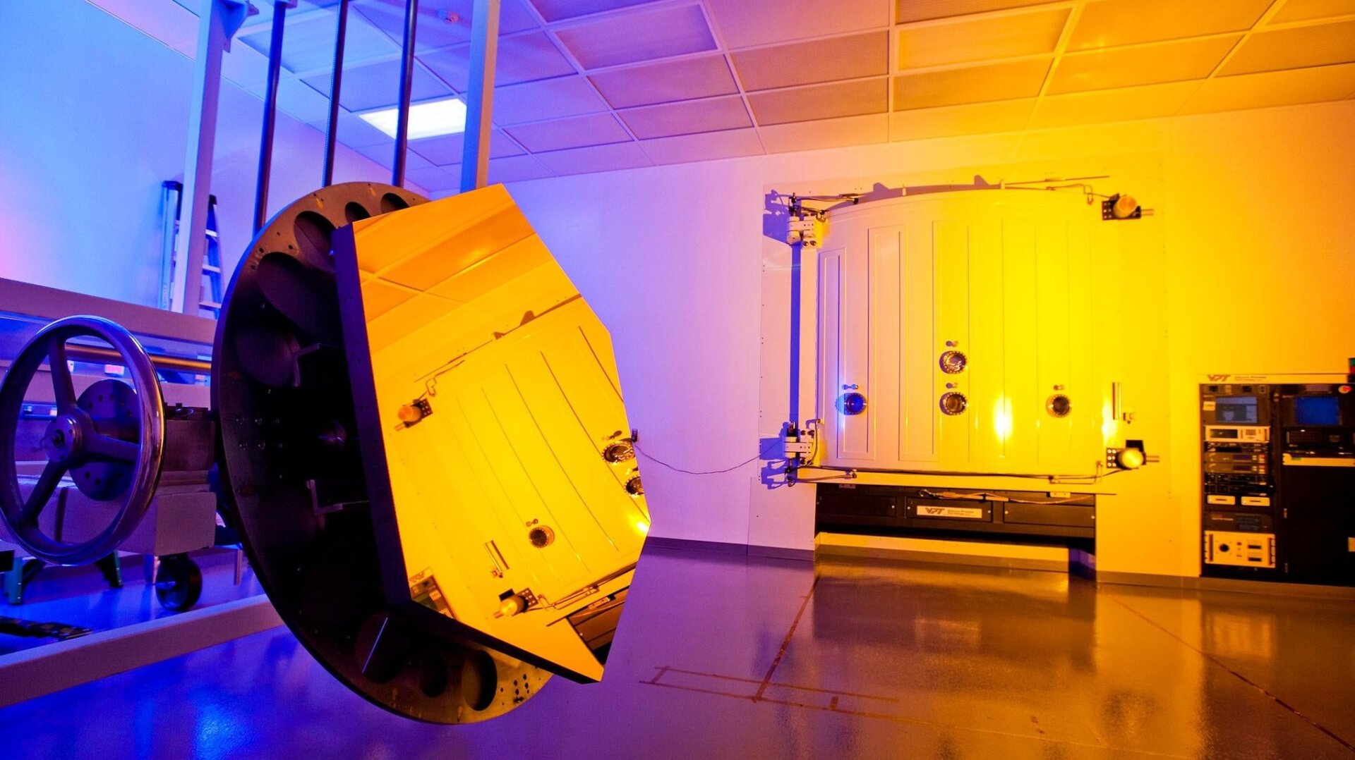 Les segments du miroir primaire du télescope spatial Webb sont recouverts d’or.