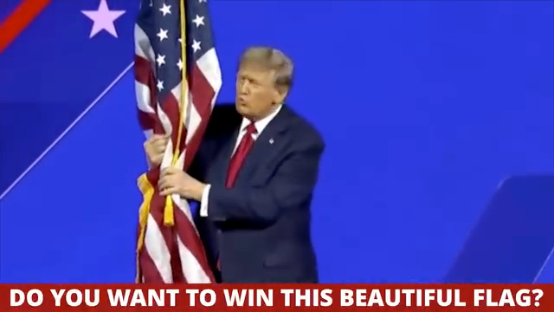 Capture d’écran d’une publicité vidéo actuellement diffusée sur Facebook montrant Trump tâtonnant un drapeau américain et offrant aux contributeurs de la campagne la chance de le gagner. 