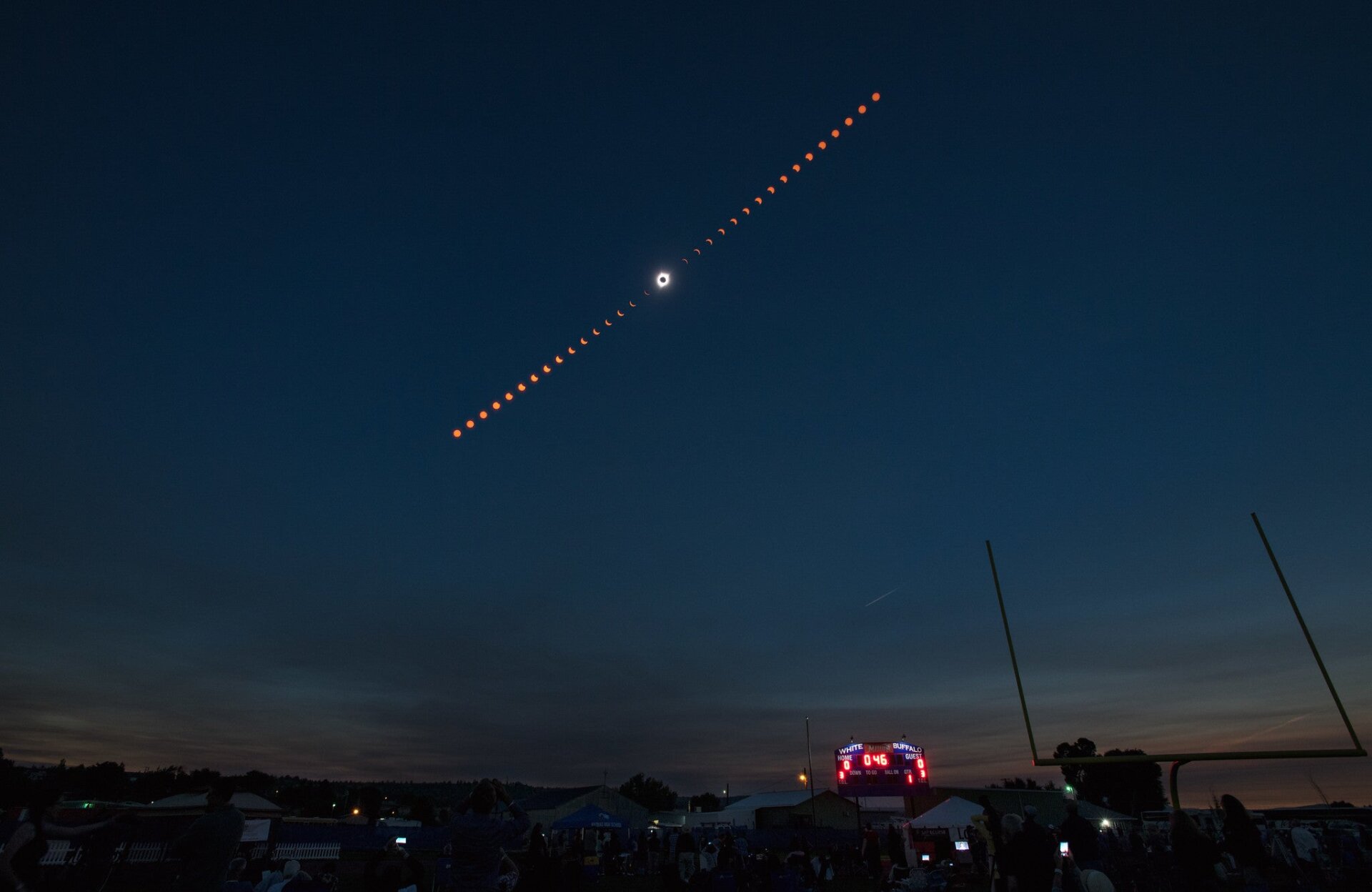 Image composite montrant l’éclipse solaire totale à Madras, Oregon, le 21 août 2017.