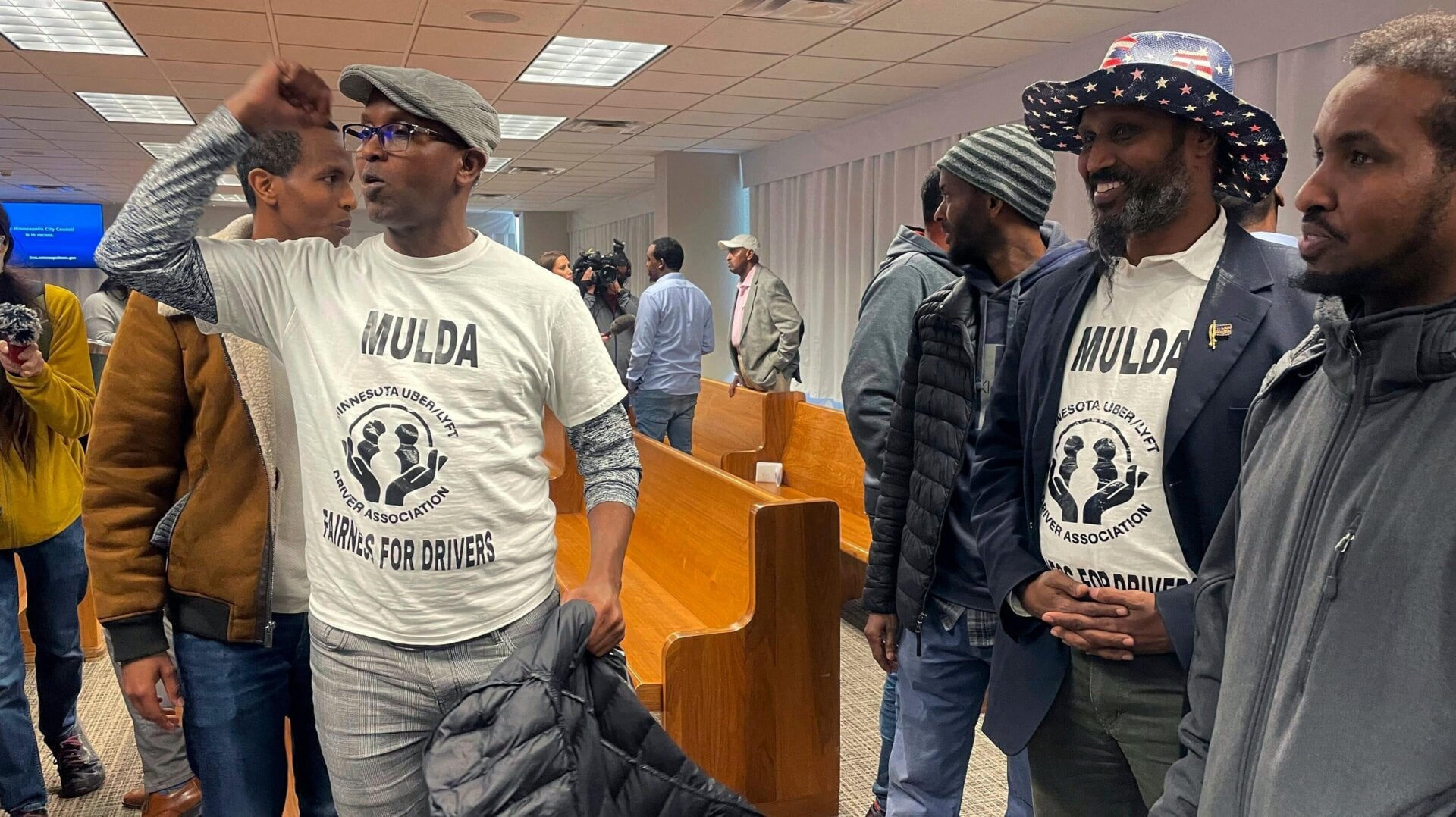Les chauffeurs de covoiturage célèbrent à Minneapolis le 7 mars 2024 après que les membres du conseil municipal de Minneapolis ont voté pour l’adoption d’une mesure qui augmenterait les salaires.