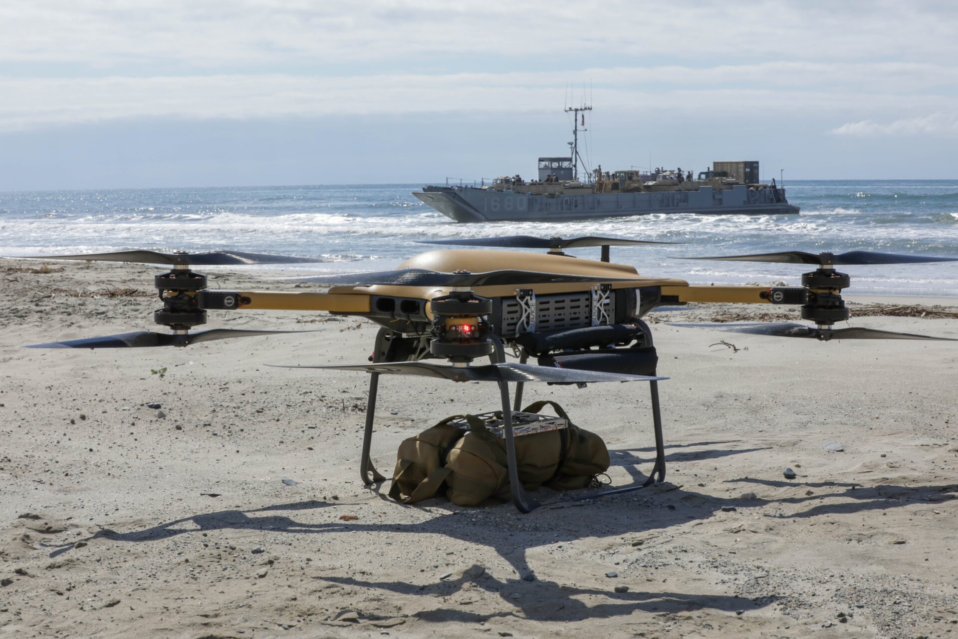 Le véhicule de ravitaillement tactique 150 atterrit sur la plage après une série d’expérimentations logistiques contestées du navire au rivage dans le cadre du projet Convergence-Capstone 4 à Camp Pendleton, Californie, 29 février 2024.  