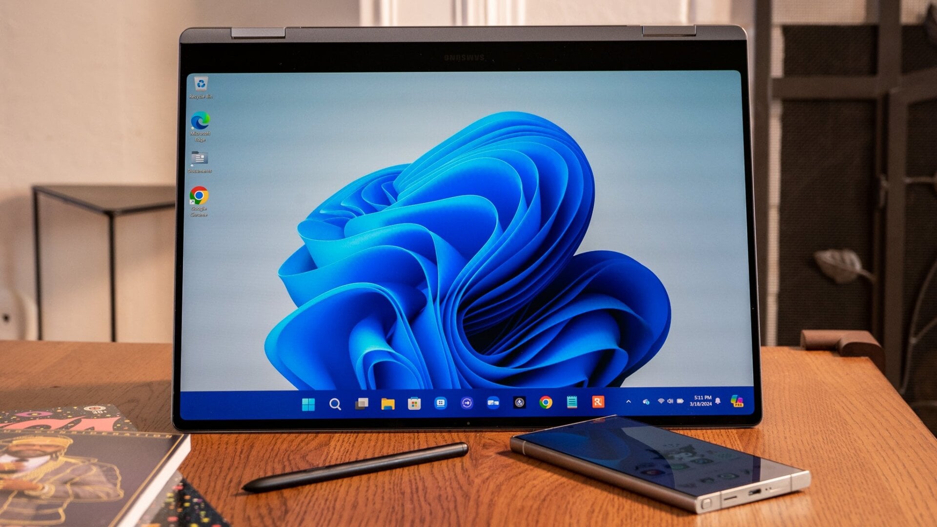 Le Galaxy Book 4 Pro 360, associé au Galaxy S24 Ultra. 