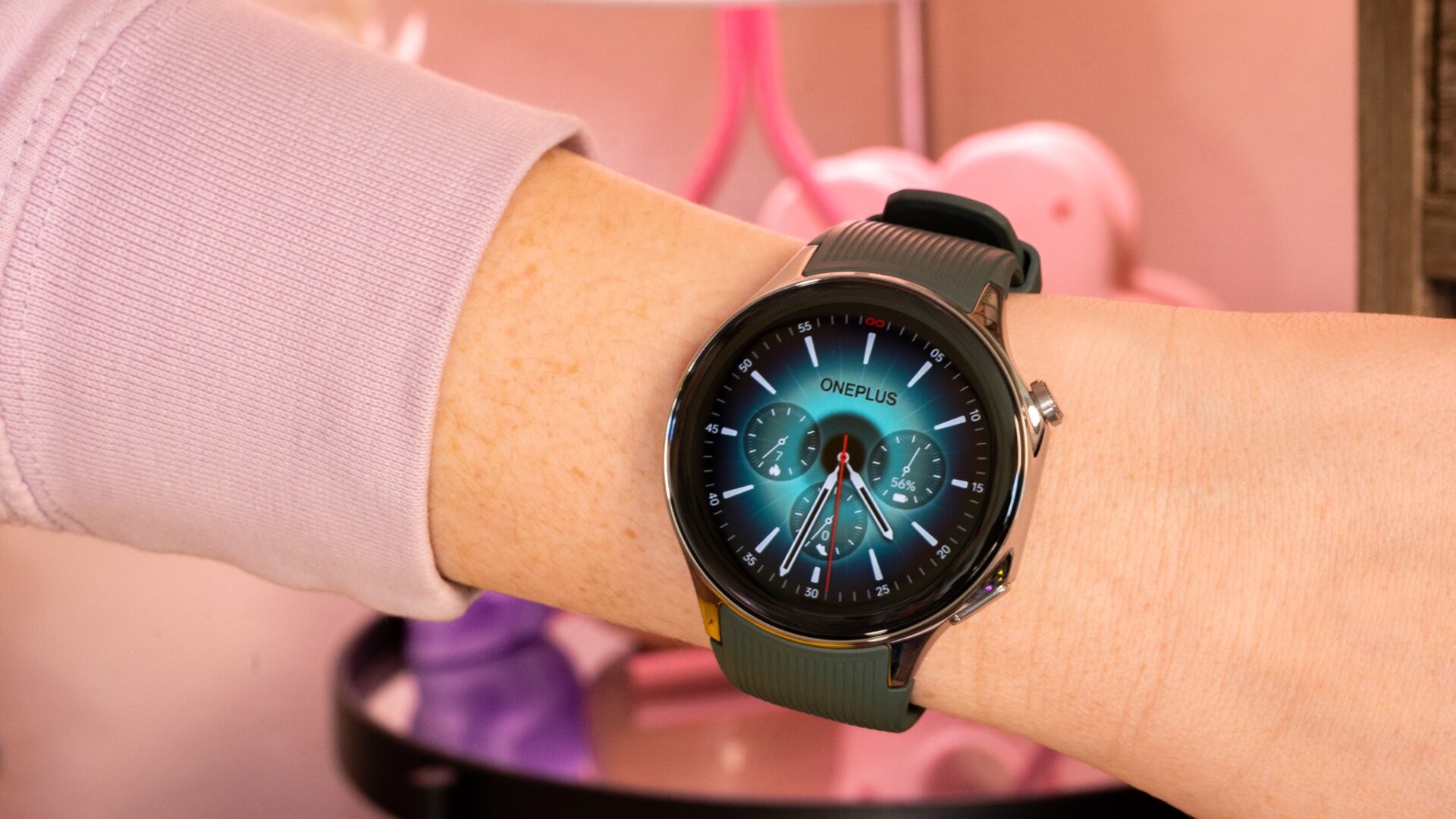 La OnePlus Watch 2 avec un autre de ses cadrans de montre par défaut.