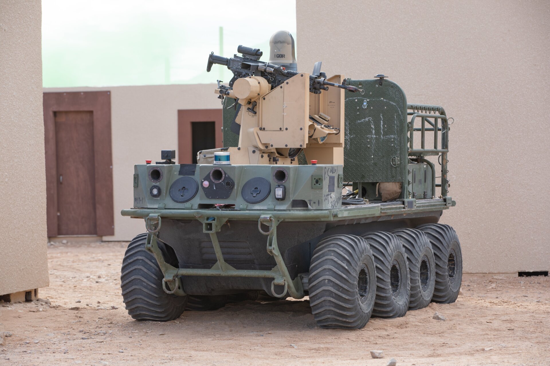 Le Commandement Futures de l’Armée a accueilli des hauts dirigeants de l’armée américaine, des partenaires  multinationaux et des alliés pour observer une démonstration  d’intégration de machines humaines comprenant des huit maisons sans pilote véhicules de transport tout-terrain à roues, tout électriques, impliquant des soldats affectés au 1er bataillon, au 29e régiment d’infanterie et à la 316e brigade de cavalerie pendant le projet Convergence - Capstone 4 à Fort Irwin, Californie, 18 mars 2024.
