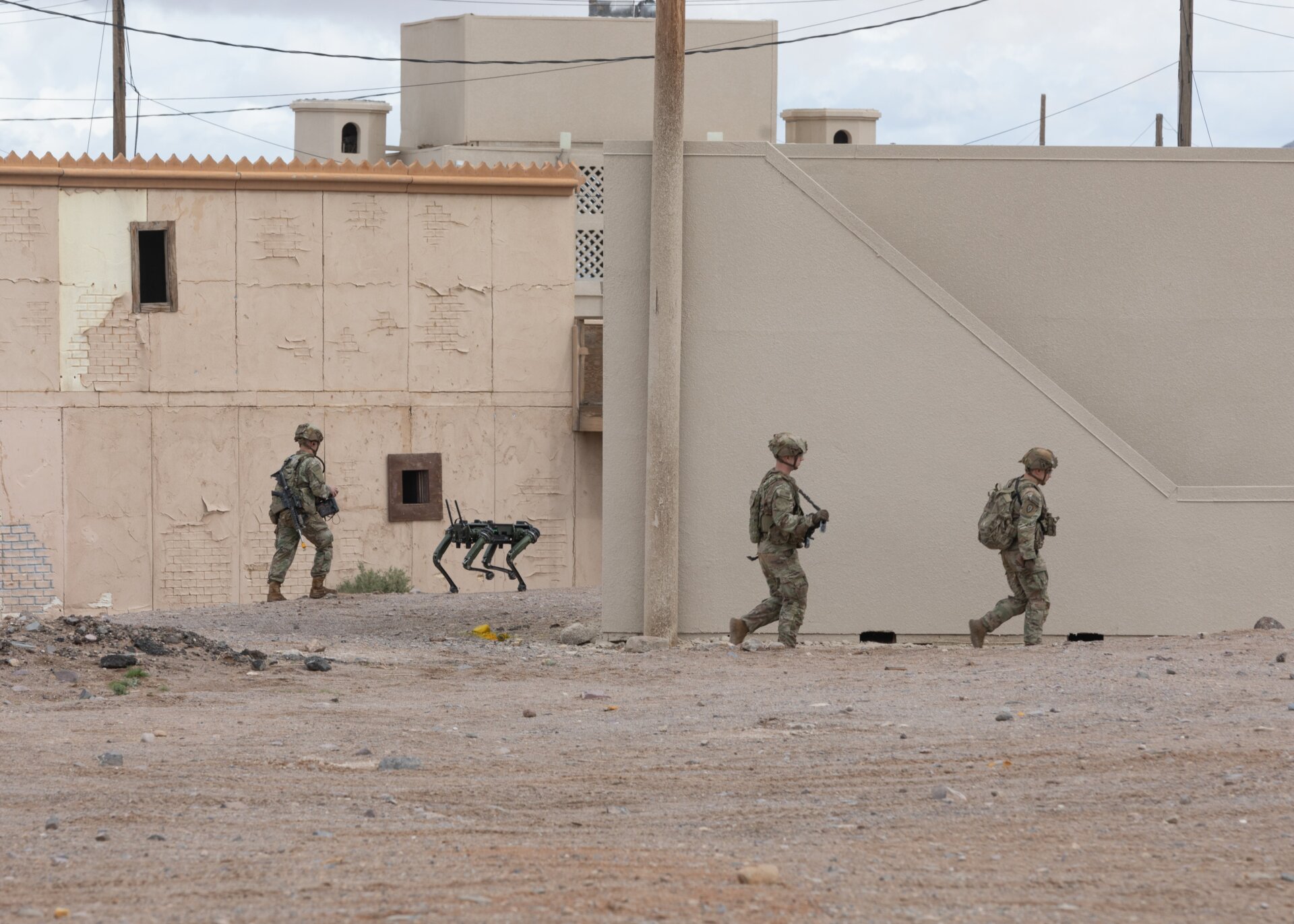 Un chien robotique fantôme quadrupède est déployé dans le cadre d’un assaut urbain au cours d’une série d’expériences d’intégration homme-machine dans le cadre d’un entraînement. environnement dans le projet Convergence – Capstone 4 à Fort Irwin,  Californie, 16 mars 2024.