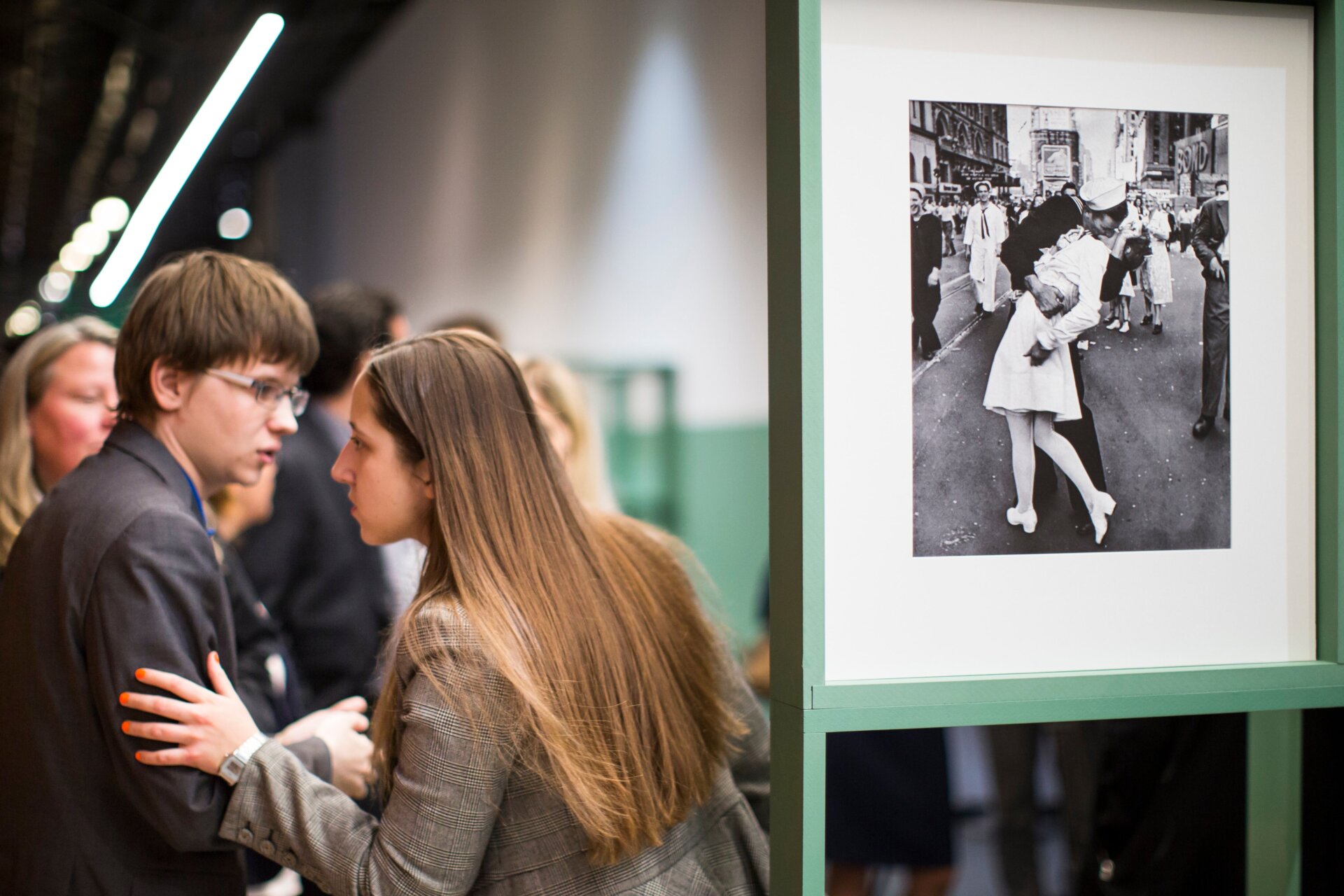 Les gens parlent à côté d’une célèbre photographie prise par Alfred Eisenstaedt d’un marin embrassant une infirmière dans le Times Square de New York le jour de la VJ. , c’est vrai, lorsqu’ils visitent l’exposition d’œuvres germano-américaines Vie Le photographe du magazine Alfred Eisenstaedt au Musée juif et Centre de la tolérance de Moscou, en Russie, le mardi 14 avril 2015.