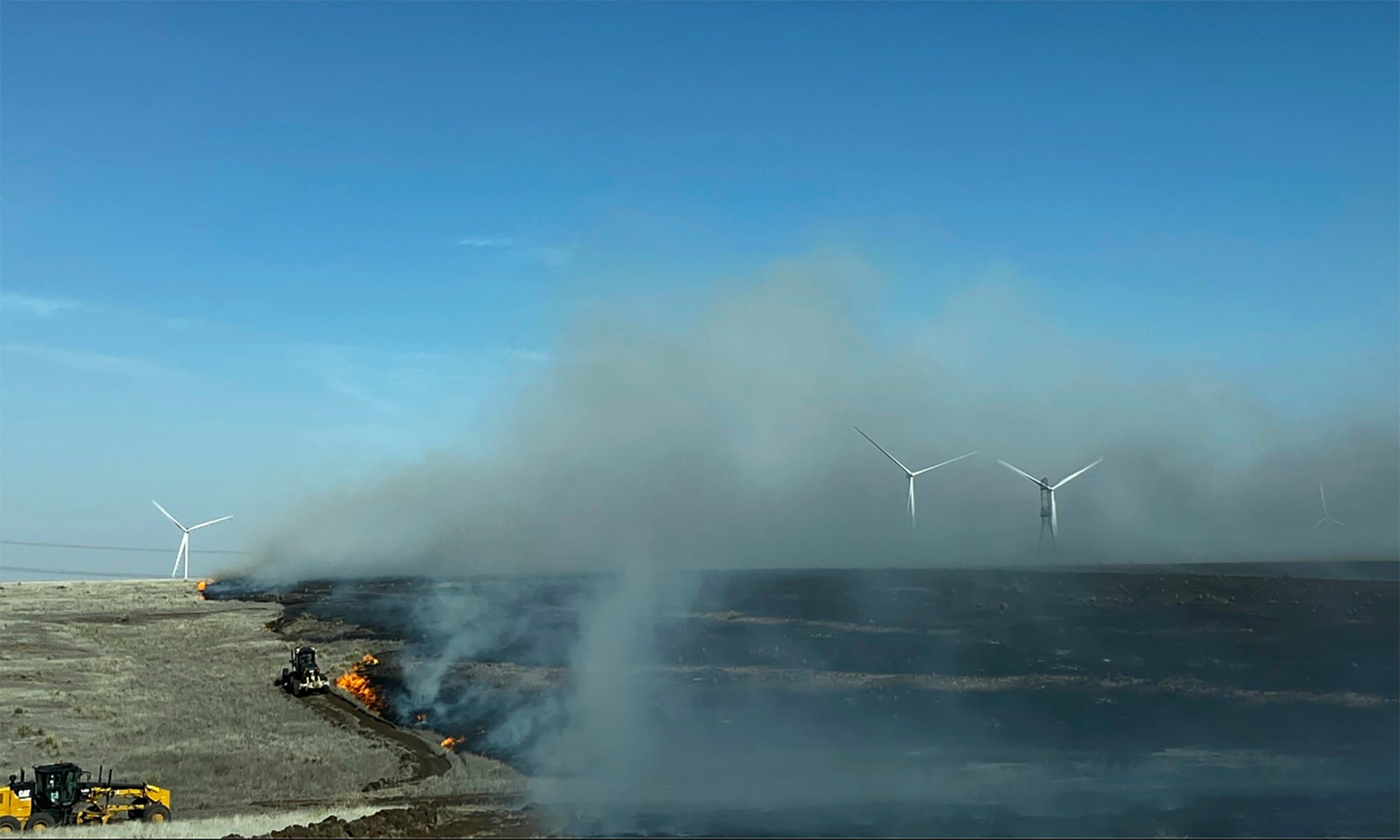 Dans cette image fournie par le Texas A&M Forest Service, des équipements lourds travaillent pour contenir le feu de Juliet Pass dans le comté d’Armstrong, au Texas, sur   Lundi 26 février 2024.