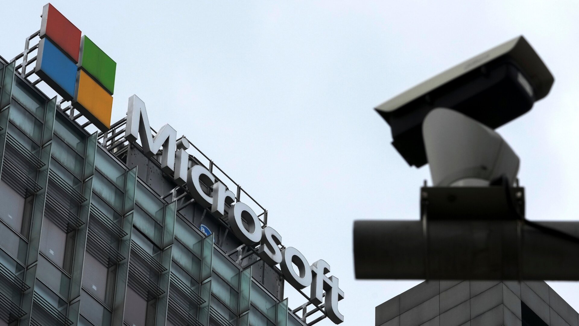 Photo d’archives d’une caméra de surveillance près de l’immeuble de bureaux Microsoft à Pékin, en Chine, le 20 juillet 2021.