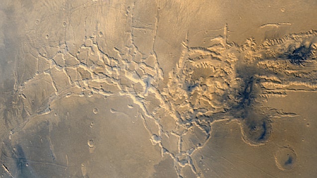 Noctis Labyrinthus, dont l’extrémité orientale cache un volcan géant fortement érodé.