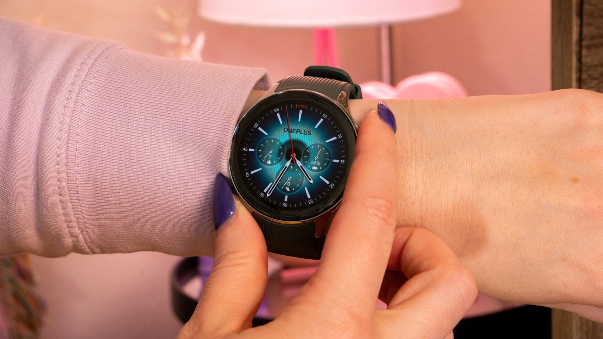  est une montre intelligente nettement meilleure que la montre OnePlus de première génération. Mais c’est une grosse montre, et elle n’est disponible qu’en un seul modèle. taille. S’il vous semble trop grand d’après la photo présentée ici, c’est parce qu’il l’est. Cependant, si vous pensez que cela klaxonne d’un portable est quelque chose que vous feriez du sport après tout, laissez-moi vous dire la meilleure partie de la montre OnePlus 2&nbsp;: elle a la meilleure autonomie de batterie que j’ai vue dans une montre Wear OS depuis longtemps.