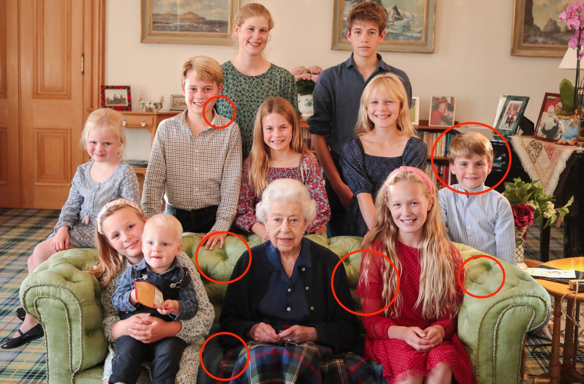 Ce sont les modifications que j’ai pu trouver. La jupe de la reine ne s’aligne pas et le canapé ne s’aligne pas non plus avec le tissu. fossettes. Le prince Louis, le petit garçon à l’extrême droite, semble également que sa tête ait été découpée sur une autre photo.