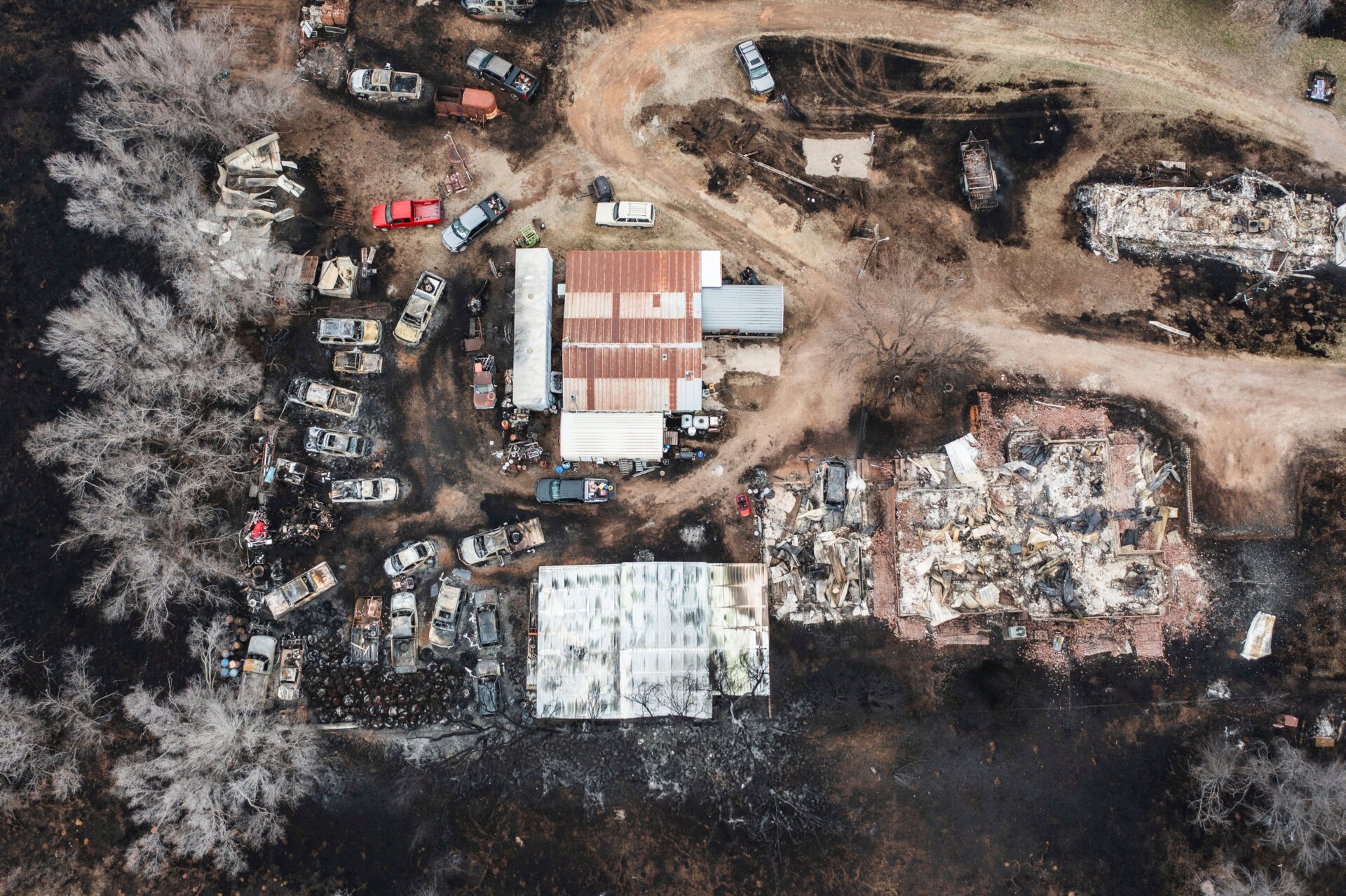 Plusieurs véhicules et plusieurs résidences sont vus détruits par l’incendie de Smokehouse Creek à Canadian, au Texas, le jeudi 29 février 2024. 