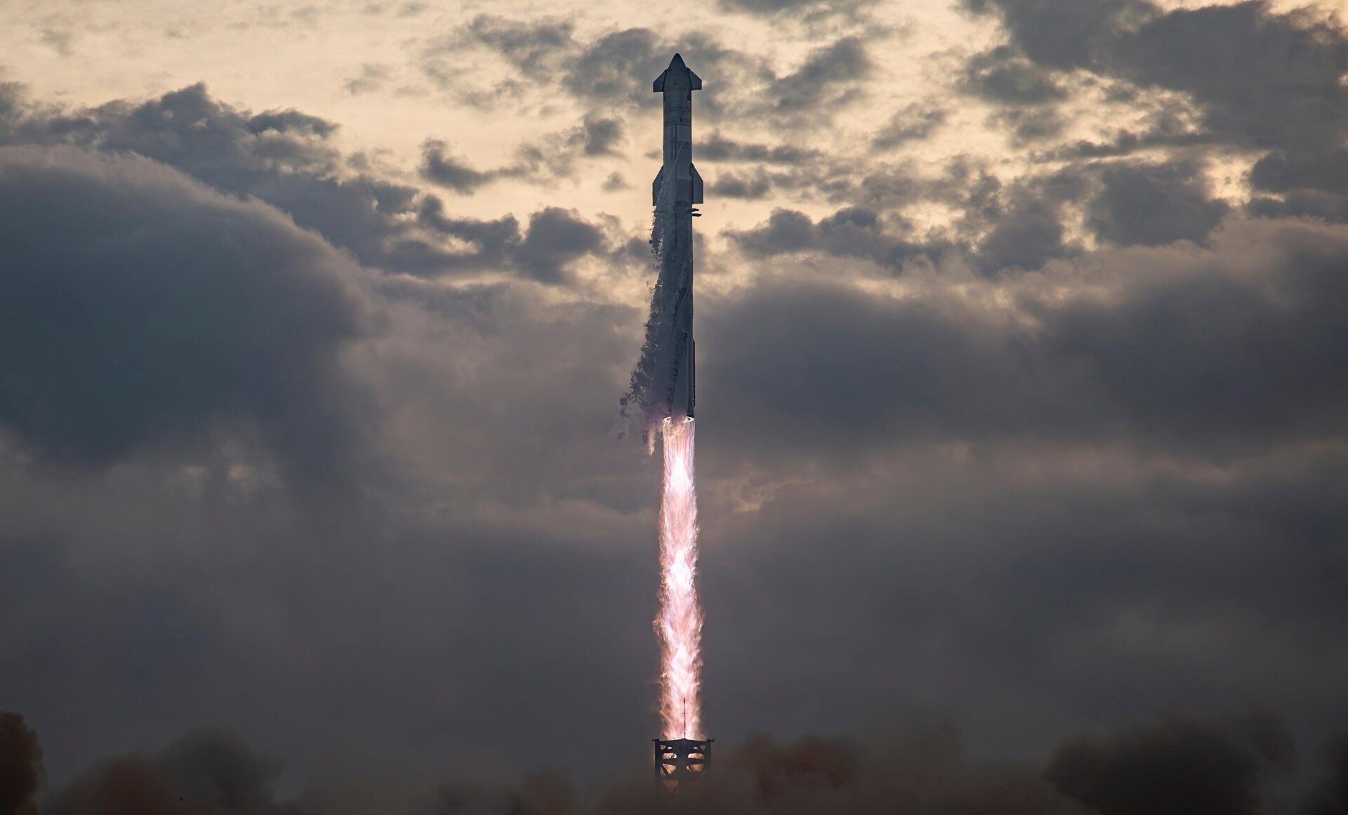 Starship peu de temps après avoir quitté la base de lancement Starbase le 14 mars 2024.