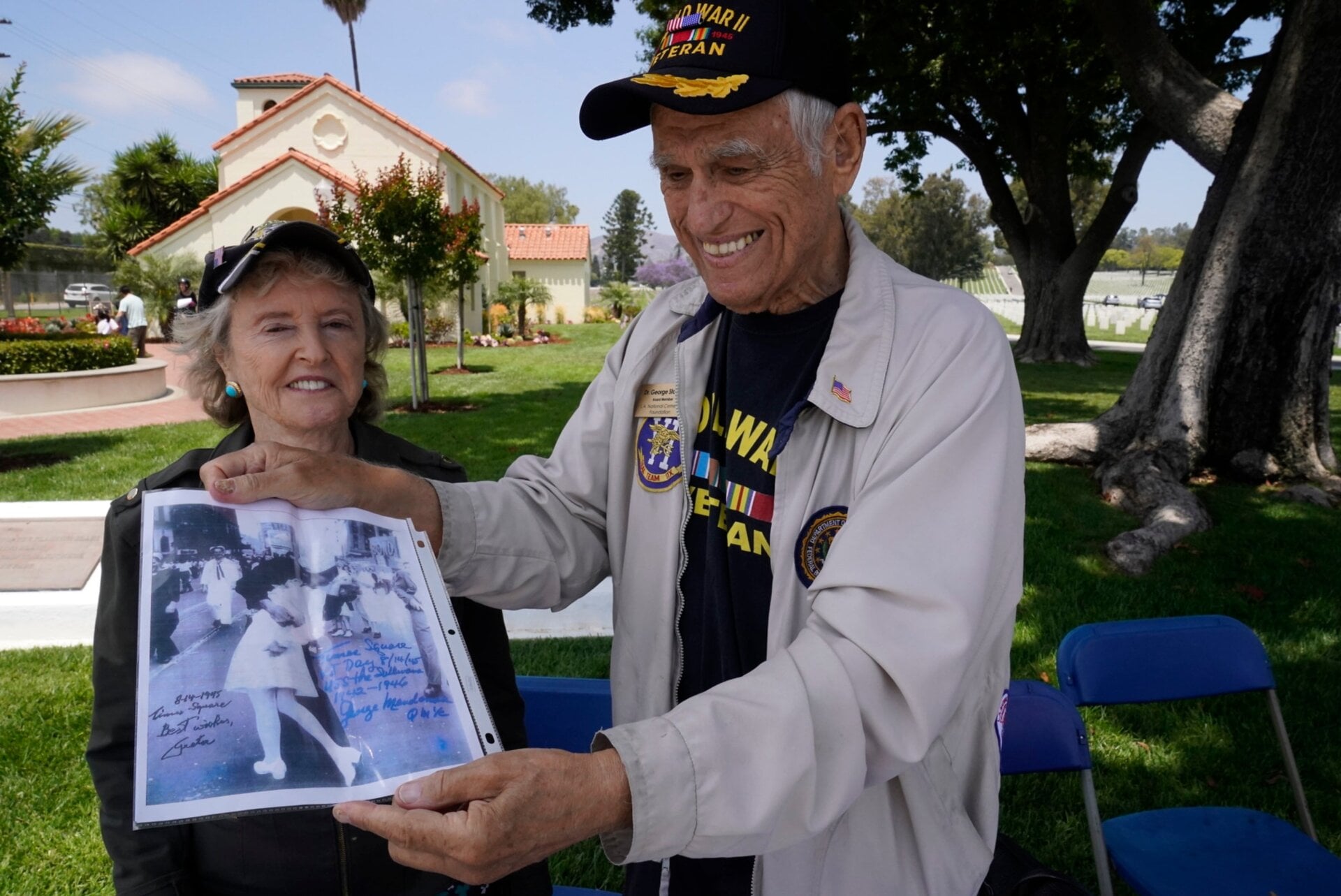 Le Dr George Jack Stanley, vétéran de l’armée américaine de la Seconde Guerre mondiale, avec son épouse Sandra Stanley, membres du soutien du cimetière national de Los Angeles.   Fondation, bienvenue aux anciens combattants au cimetière national de Los Angeles, à  Los Angeles, lundi 31 mai 2021. Stanley affiche une copie du célèbre «&nbsp;VJ Day in Times Square&nbsp;», une photographie d’Alfred Eisenstaedt, dédicacée par les sujets de la photo&nbsp;: Greta Zimmer Friedman et George  Mendonsa. 