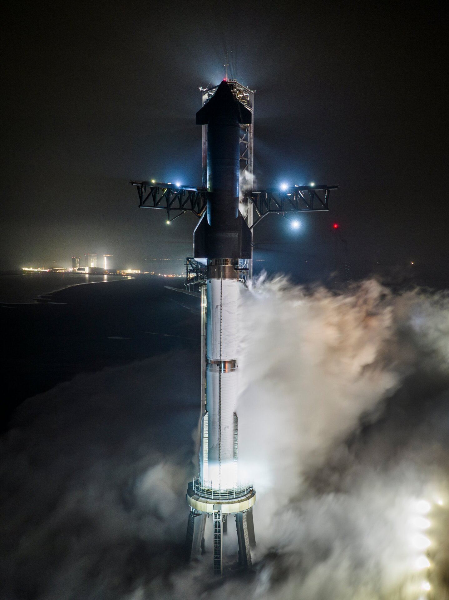 La fusée Starship lors de sa répétition générale mouillée dimanche soir.