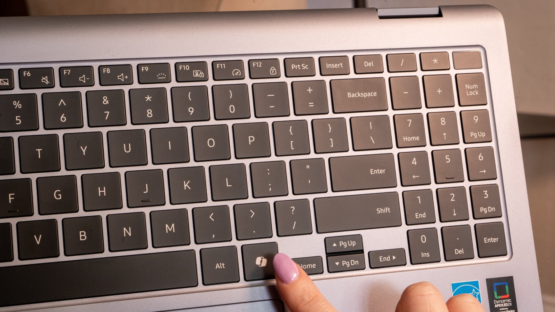 Voici une clé Windows Copilot . Mais également, consultez le pavé numéro complet. 