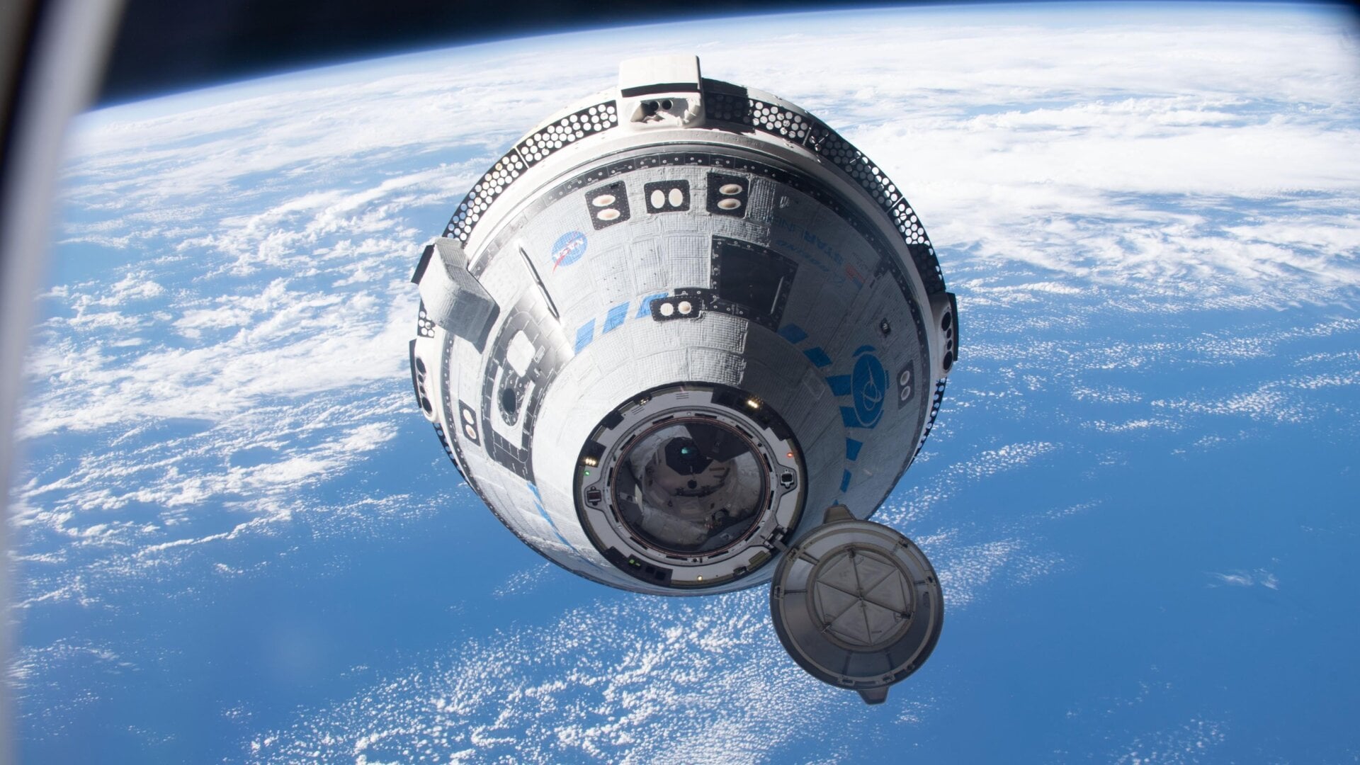 Un Boeing Starliner sans équipage s’approchant de l’ISS le 19 mai 2022.