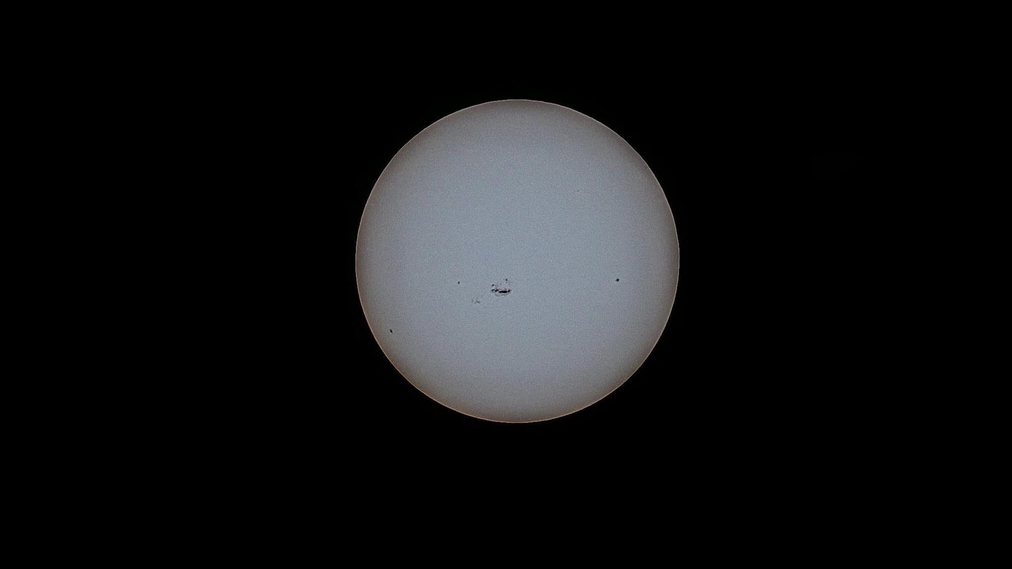 Le Soleil, avec des taches solaires inhabituellement grandes, vu avec le télescope Dwarf II équipé de son filtre solaire (pas de retouche externe).