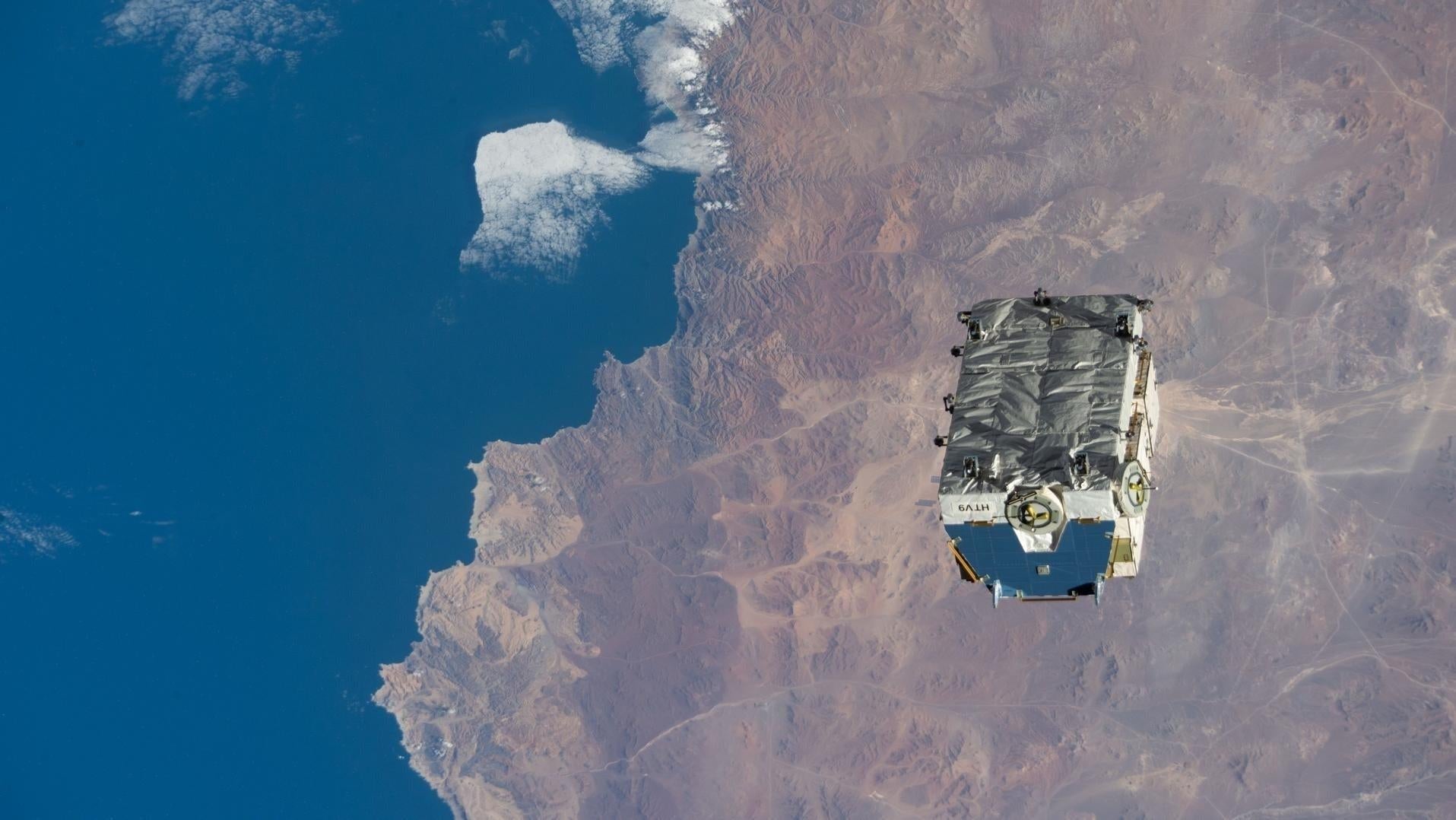La palette de cargaison après avoir été lance par le bras robot du Canadarm2 en 2021.