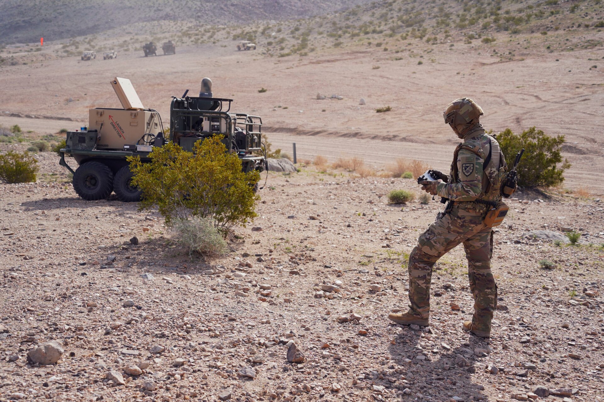 Le PFC de l’armée américaine Darren Campbell, fantassin affecté à la compagnie Alpha, 1er bataillon, 29e régiment d’infanterie, 316e brigade de cavalerie, exploite un robot au sol lors de l’expérience d’intégration homme-machine pour le projet Convergence – Capstone 4 à Fort Irwin, Californie, le 11 mars 2024.