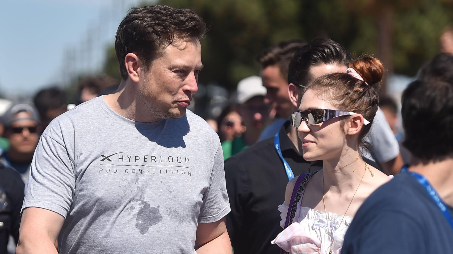 Photo d’archives d’Elon Musk (à gauche) et de Grimes lors du concours Space X Hyperloop Pod 2018, à Hawthorne, en Californie, le 22 juillet 2018. .