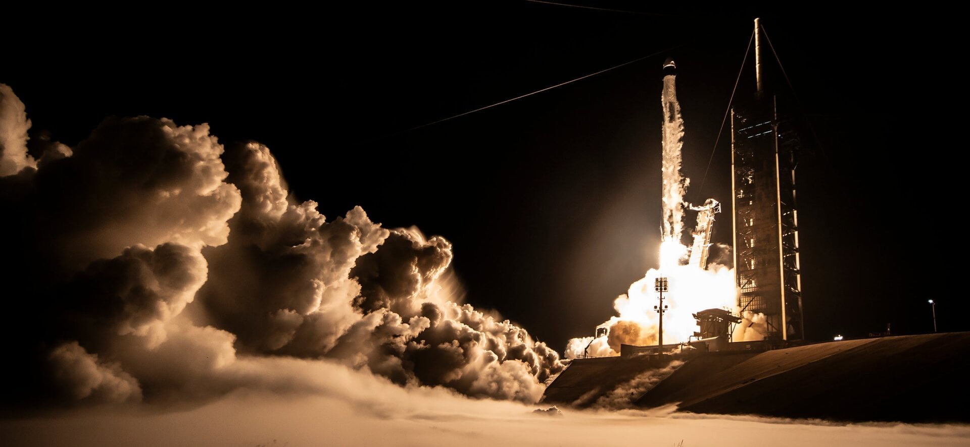 Un Falcon 9 décollage. 