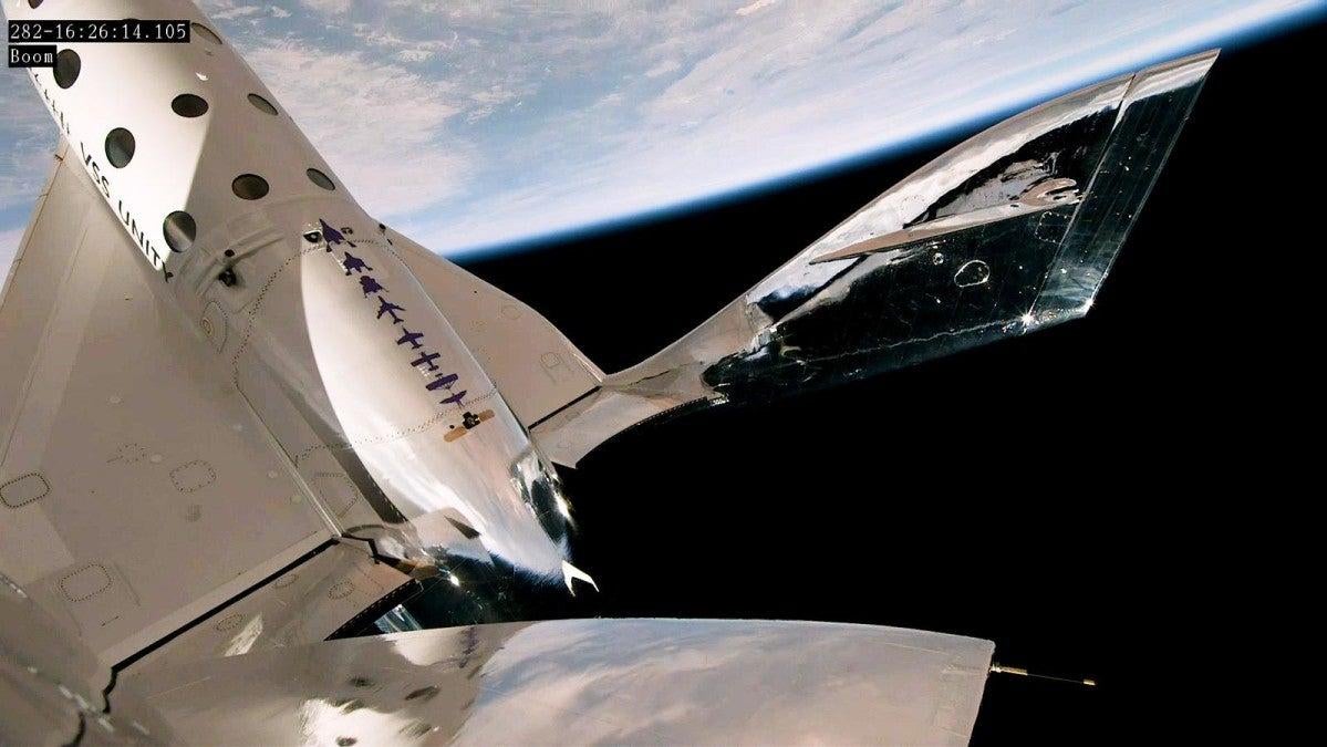 Le porte-avions VMS Eve de Virgin Galactic transporte son avion spatial sous ses ailes avant de le lâcher pour son voyage suborbital.