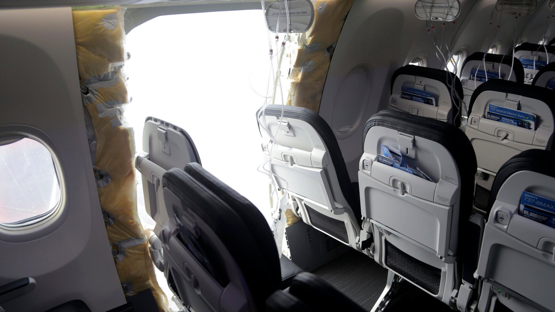 Cette photo publiée par le National Transportation Safety Board montre un thole béant là où la porte à panneaux se trouvait au bouchon du fuselage   zone du vol 1282 d’Alaska Airlines, 7 janvier 2024