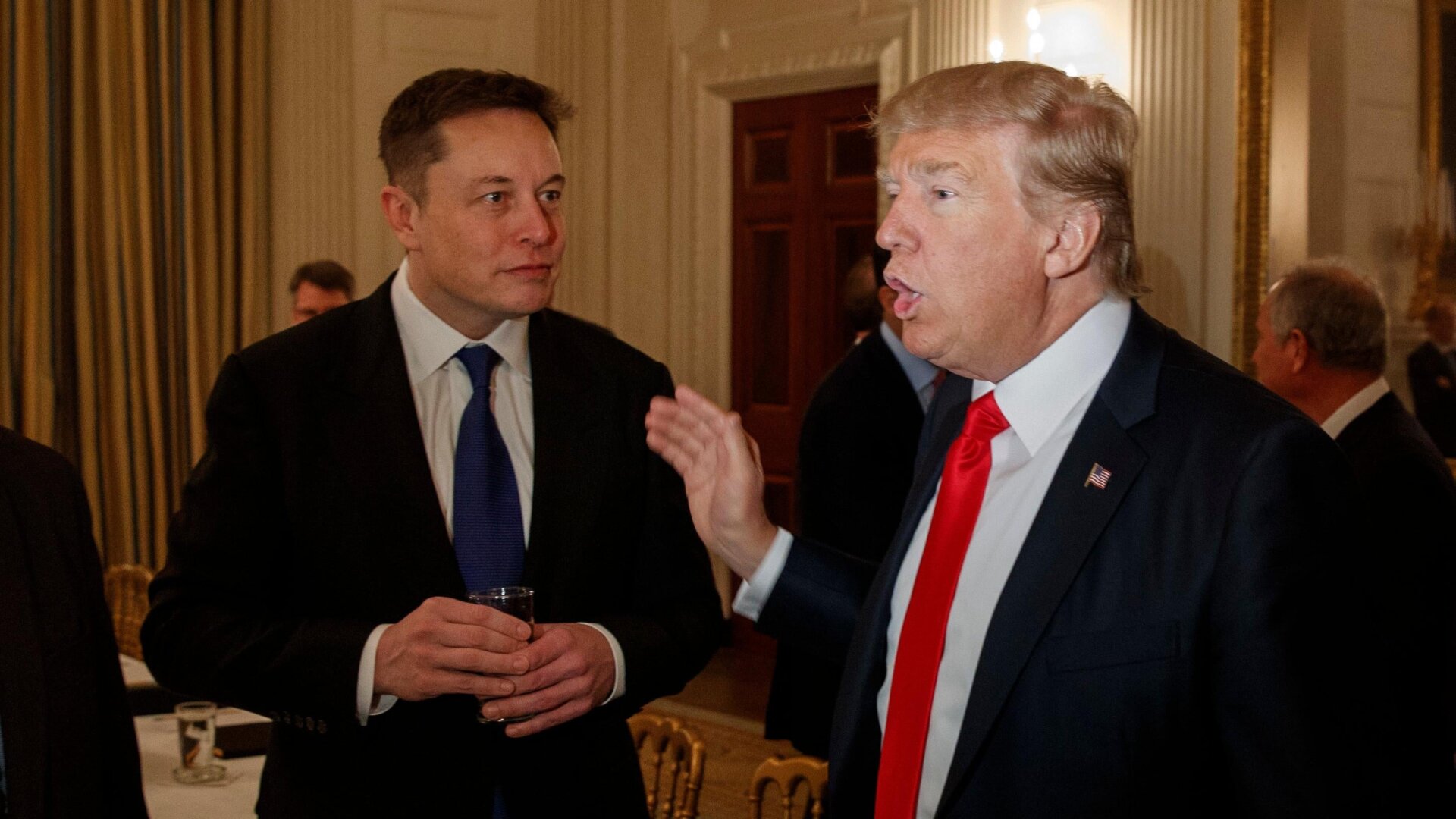 Photo d’archives montrant le président Donald Trump discutant avec Tesla et le PDG de SpaceX, Elon Musk, dans la salle à manger d’État de la Maison Blanche à Washington.  le 3février 2017.