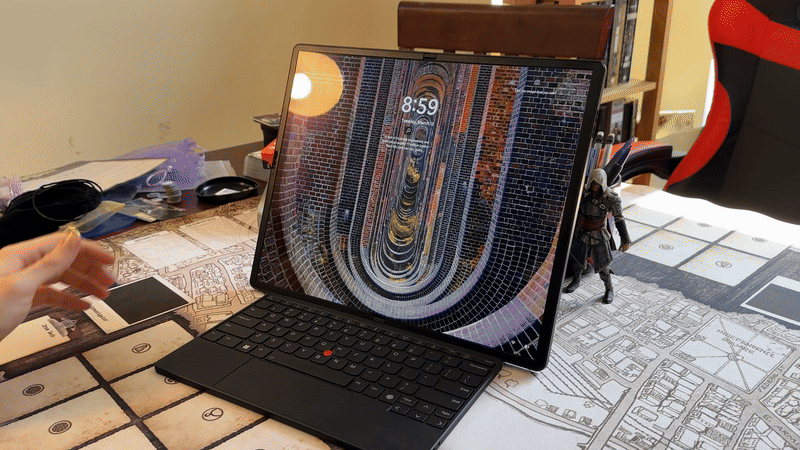 Il est assez facile de démonter le ThinkPad et de le transformer en ordinateur portable, même si vous ne pouvez pas voyager avec le clavier rangé dans l’écran.