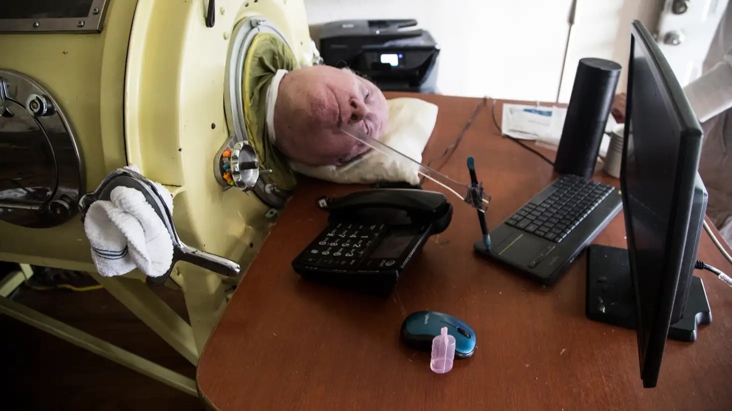 Paul Alexander écrit ses mémoires à l’aide d’un stylo attaché à un bâton.