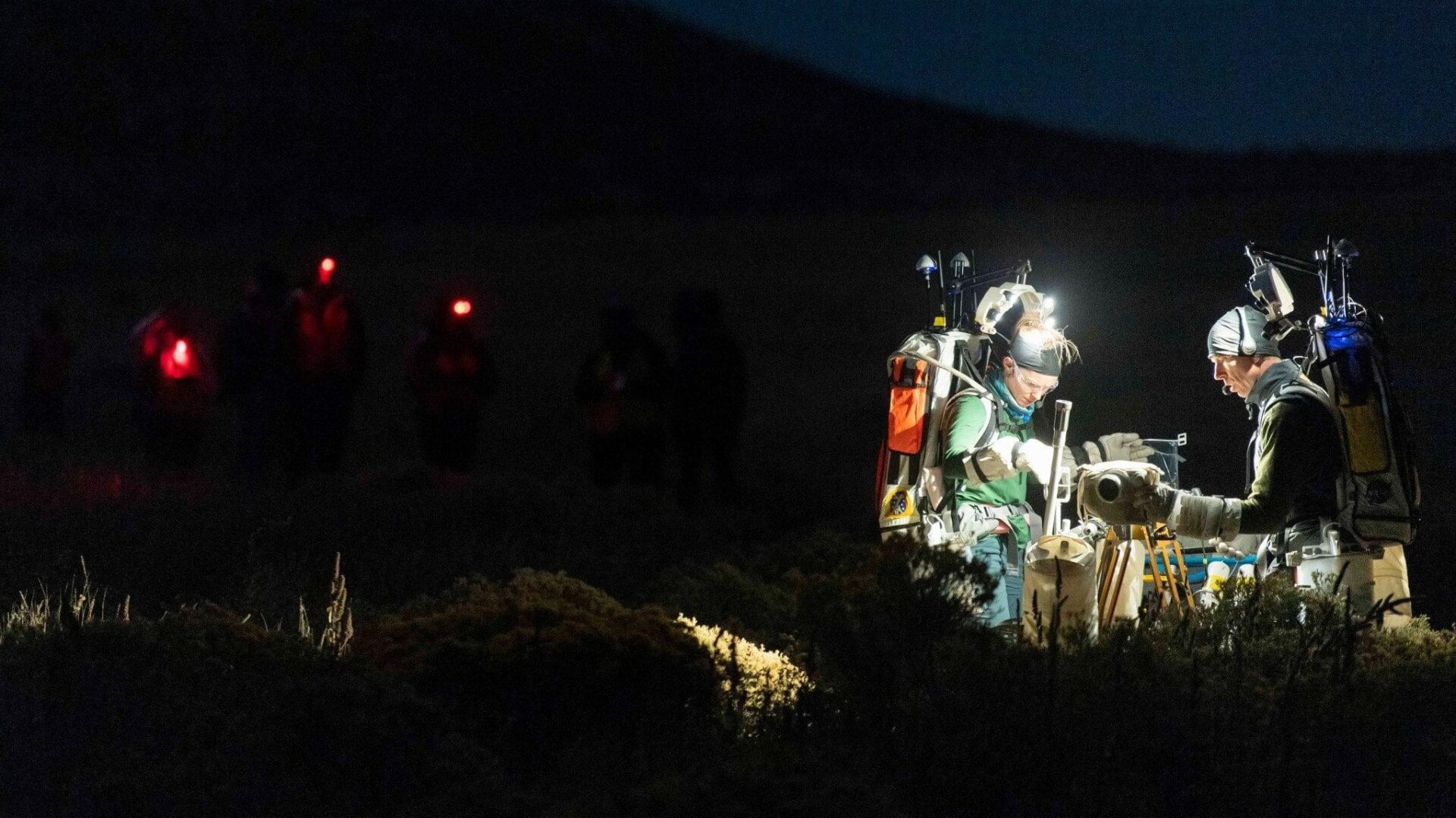Les astronautes de la NASA Zena Cardman et Drew Feustel utilisent une première conception de la caméra lunaire universelle portative lors d’un test sur le terrain en Arizona.