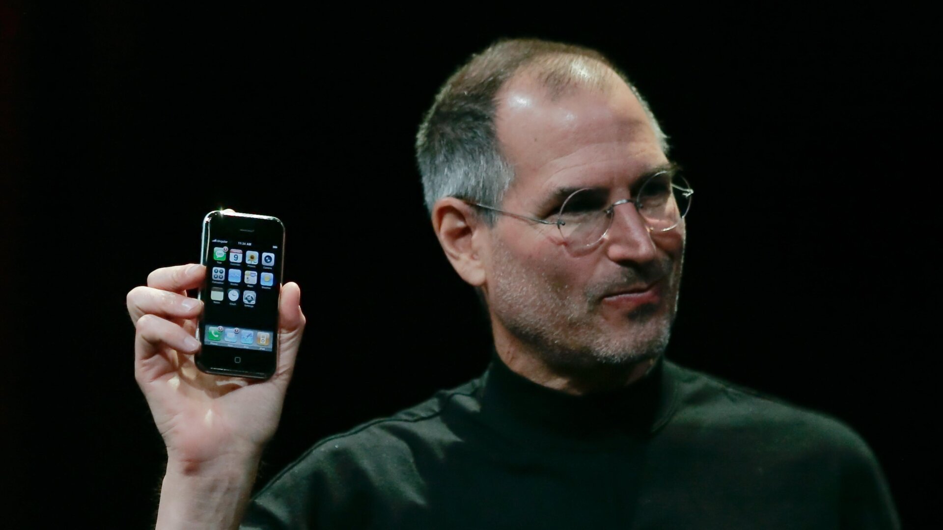Steve Jobs, co-fondateur et PDG d’Apple, détient une première édition d’iPhone en 2007.