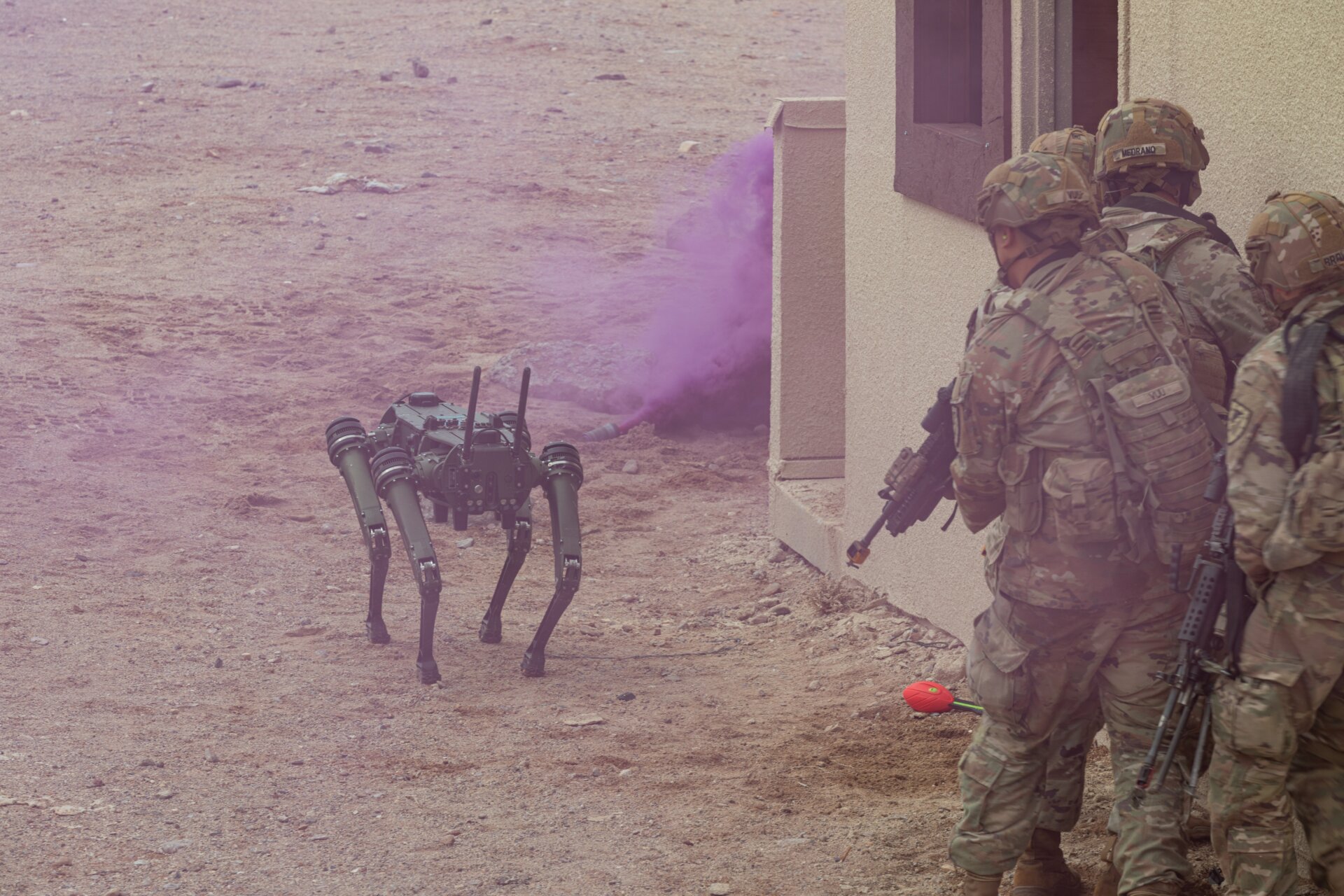 Des soldats américains affectés au 1er bataillon du 29e régiment d’infanterie, basé à Fort Moore, en Géorgie, participent à une machine humaine. expérience d’intégration en utilisant le chien robot fantôme lors d’une démonstration de nouvelles capacités de l’armée américaine au projet Convergence - Capstone 4 à Fort  Irwin , Californie, 17 mars 2024.