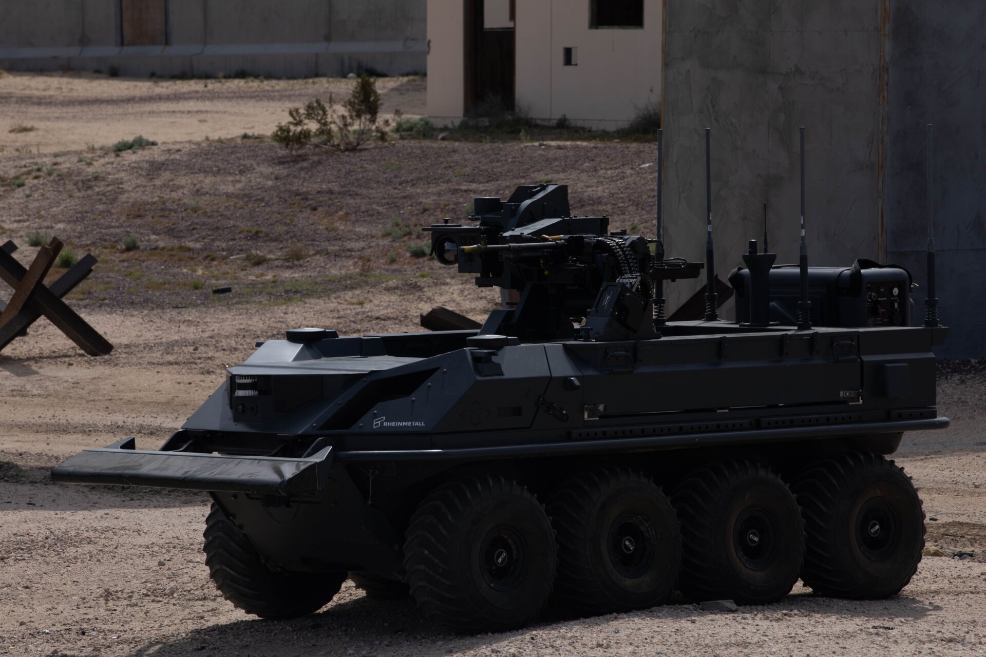 Un véhicule de transport tout-terrain britannique sans pilote à huit roues, armé d’un système d’armes autonome du groupe britannique Experimentation and Trails Group, fournit soutien aux soldats débarqués dans un environnement urbain dans le cadre d’une expérience d’intégration humaine à Fort Irwin, en Californie, le 11 mars 2024.
