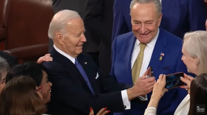 Biden prend le téléphone de quelqu’un, retourne la caméra et prend un selfie devant la nation.