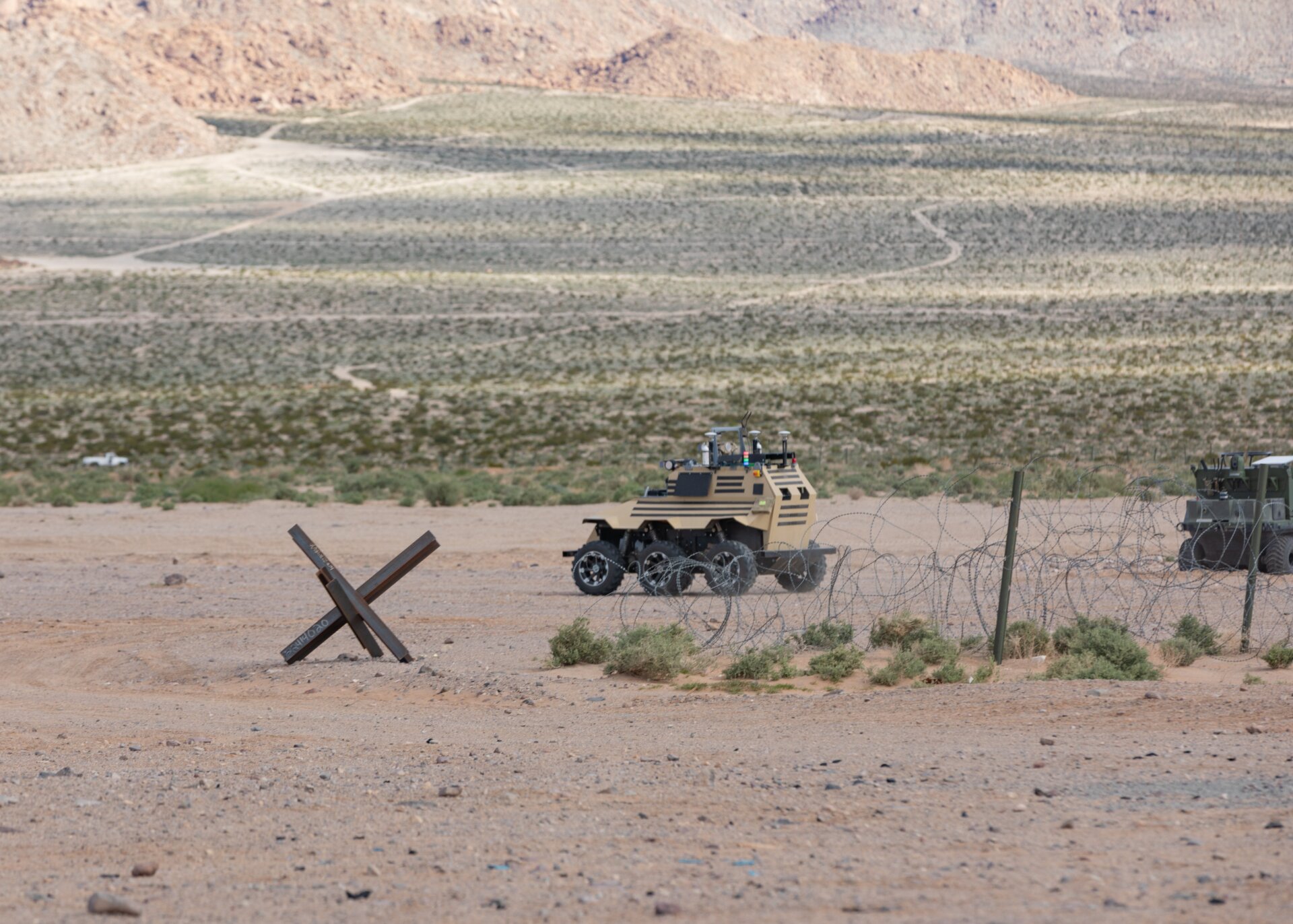 Machine robotique identifiée uniquement comme un «&nbsp;véhicule d’intelligence artificielle sans pilote&nbsp;» par l’armée, sans fournir plus de détails, photographiée à Fort Irwin, en Californie,  18 mars 2024. 
