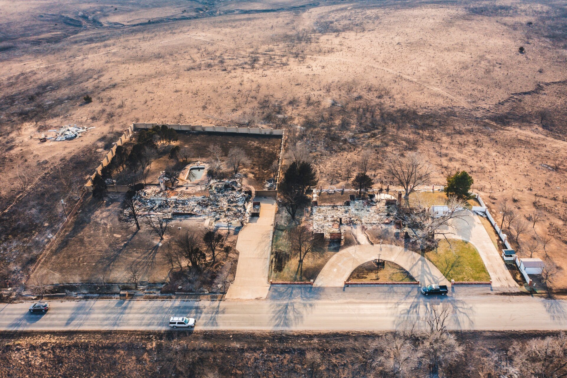 Des maisons détruites par l’incendie de Smokehouse Creek sont observées le mercredi 28 février 2024, à Canada, au Texas. 