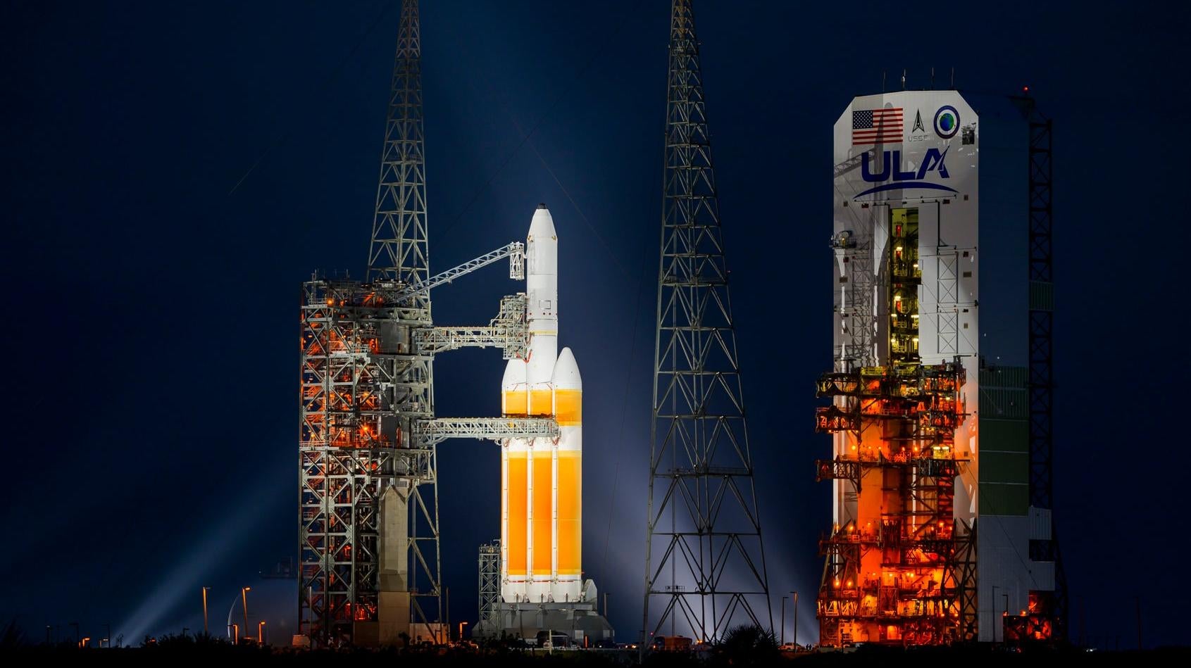 Le Delta IV Heavy d’ULA sur sa rampe de lancement à la station spatiale de Cape Canaveral en Floride.